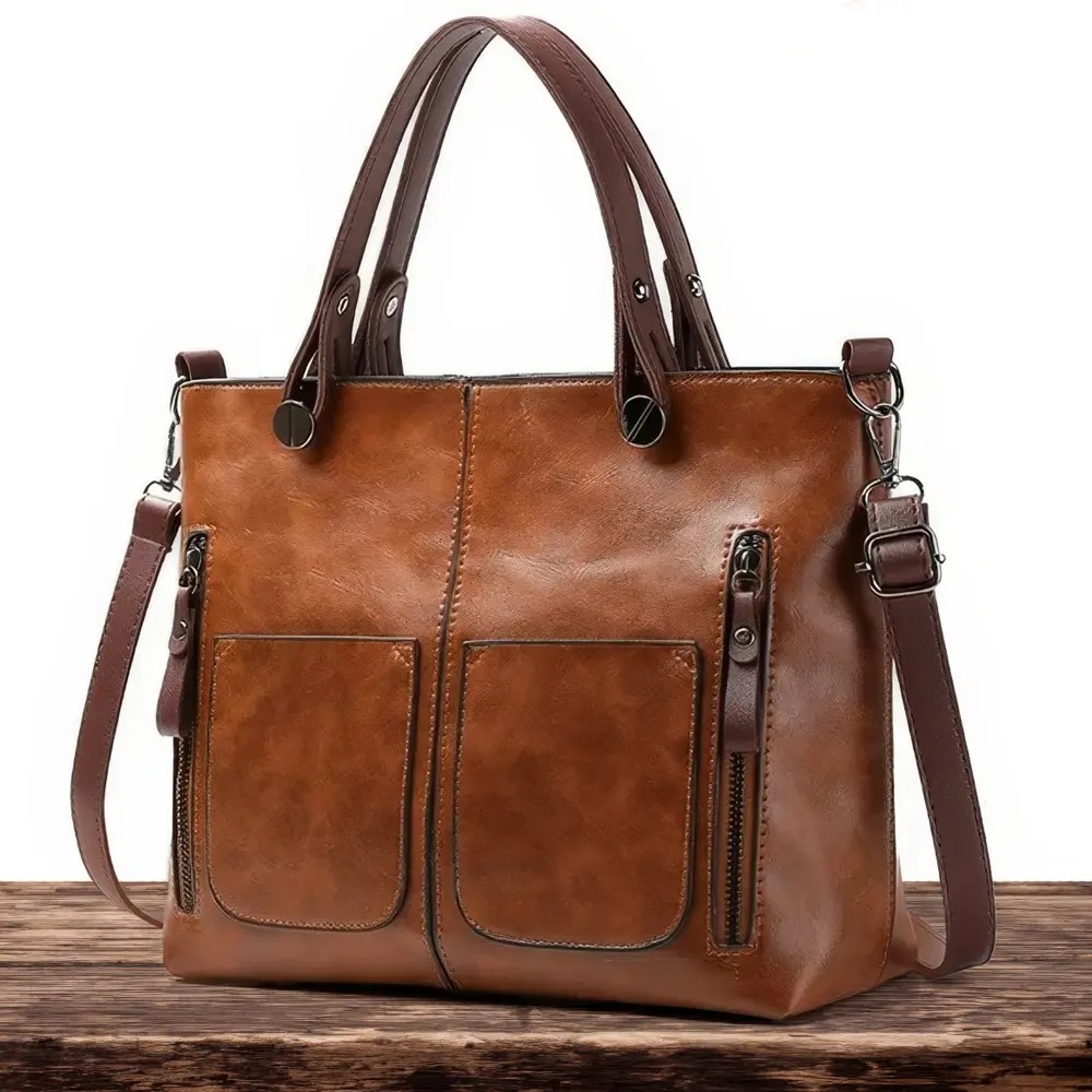 Sac à bandoulière classique Lilia de Danoir Paris en cuir marron, vue de face, avec bandoulière ajustable.