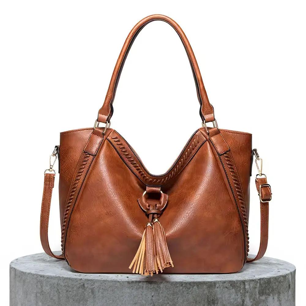 Sac à bandoulière Danoir Paris Lydia en cuir marron, élégant et intemporel, avec détails sophistiqués visibles sur l'image.