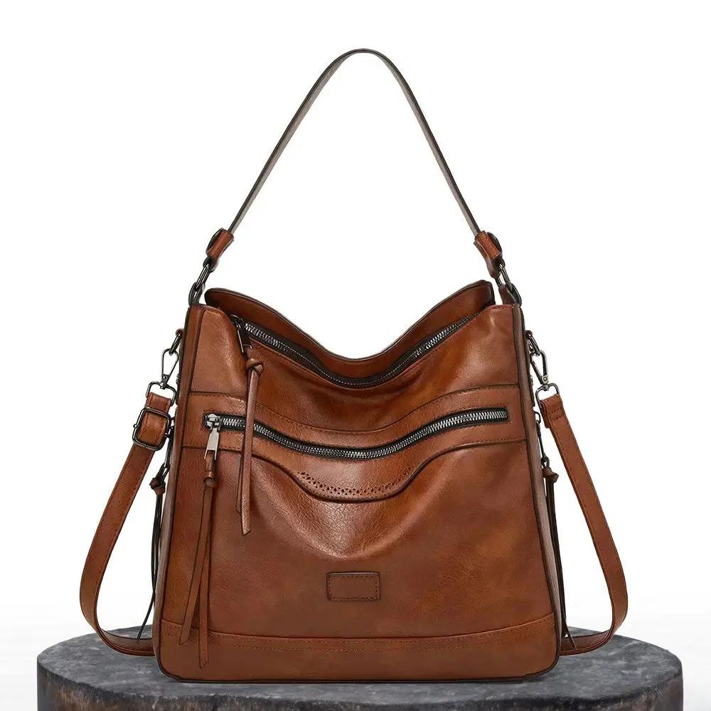Sacoche rétro élégante Muriel de Danoir Paris en cuir marron, avec détails classiques et style vintage.