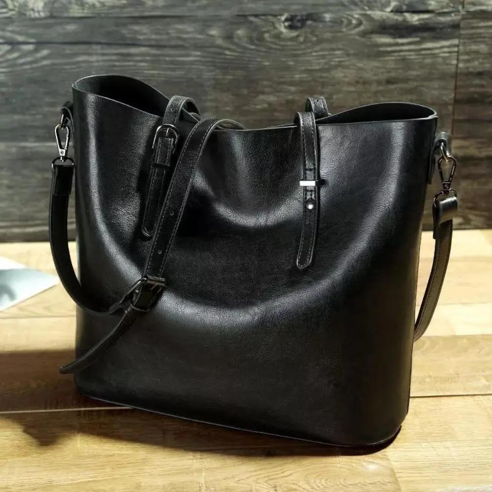 Sac à bandoulière vintage marron Nicole de Danoir Paris, accessoire élégant et intemporel en cuir pour femme.
