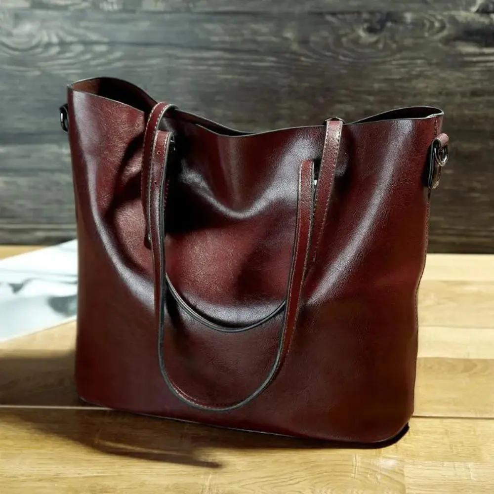 Sac à bandoulière vintage marron Nicole de Danoir Paris, sac à main élégant et intemporel en cuir.
