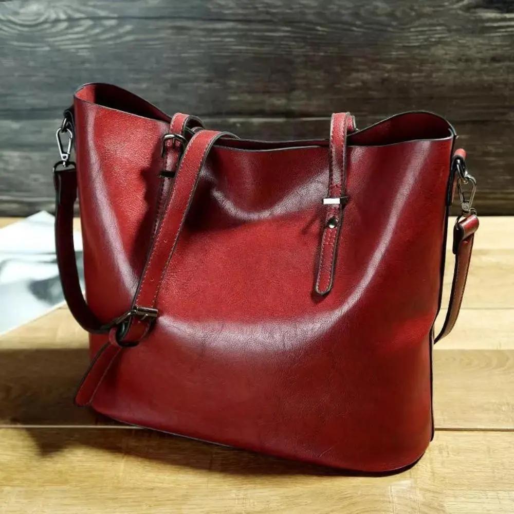 Sac à bandoulière vintage marron Nicole de Danoir Paris, accessoire élégant et intemporel en cuir.