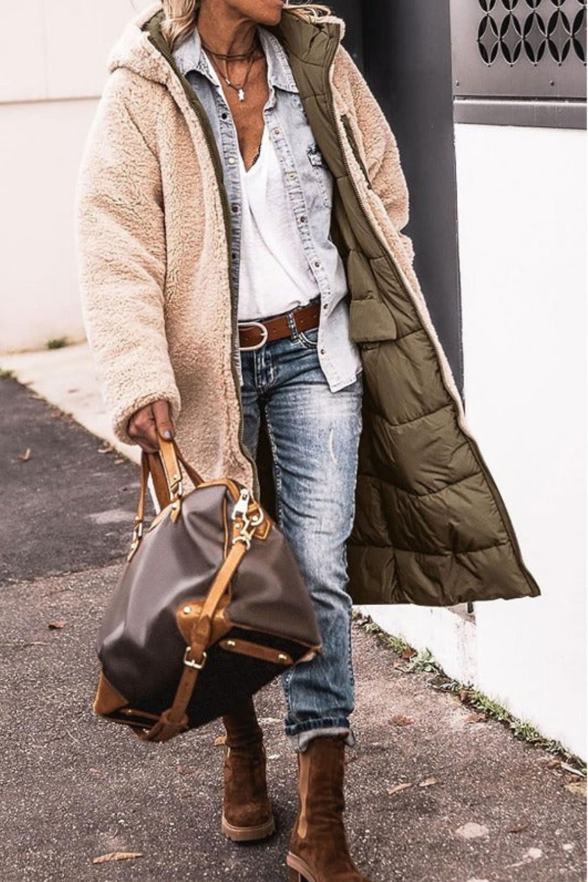Manteau réversible élégant Danoir Paris Anny en marron, veste chic avec doublure contrastante visible à l'avant.