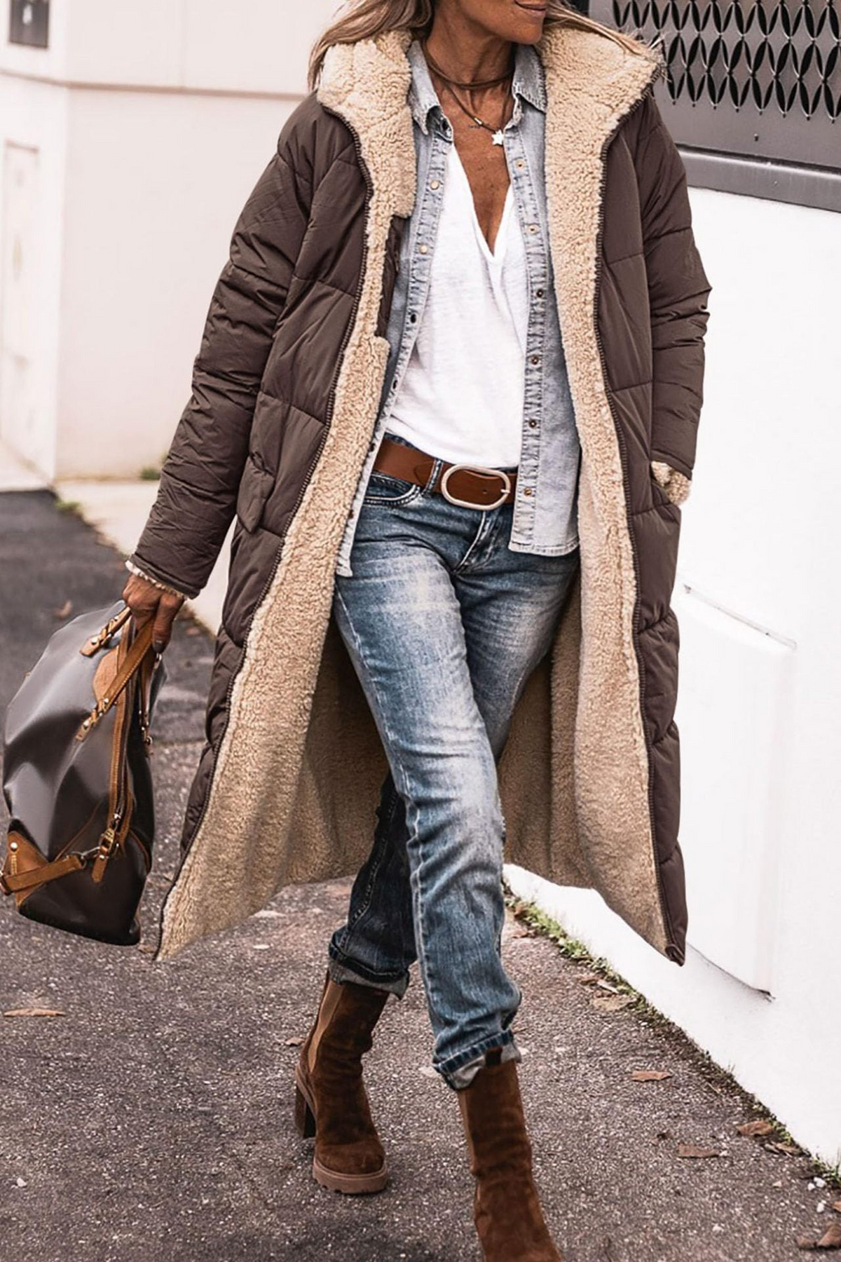 Manteau réversible élégant Anny de Danoir Paris en marron, veste chic pour femmes, visible avec détails de finition.