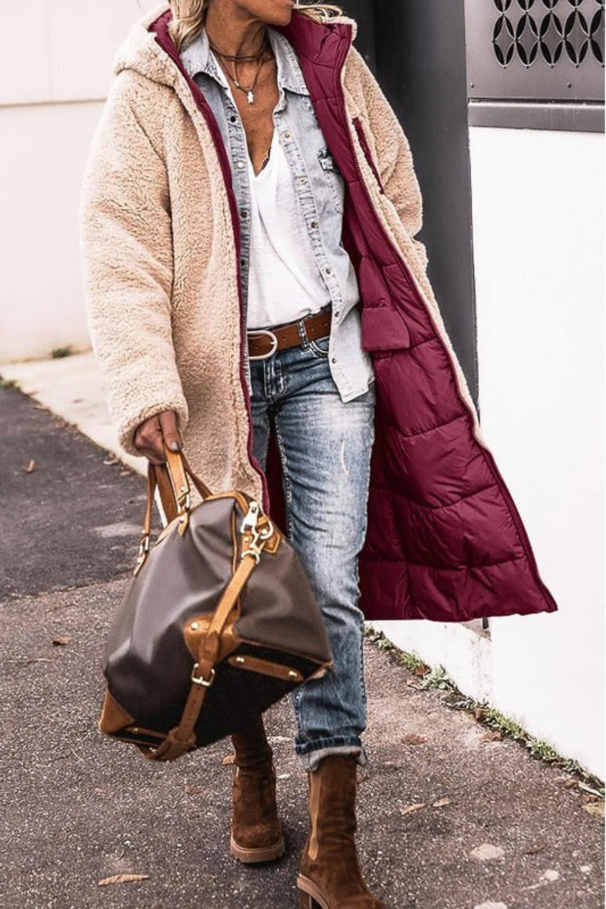 Manteau réversible élégant Anny de Danoir Paris, en marron, avec détails sophistiqués, porté sur un mannequin.