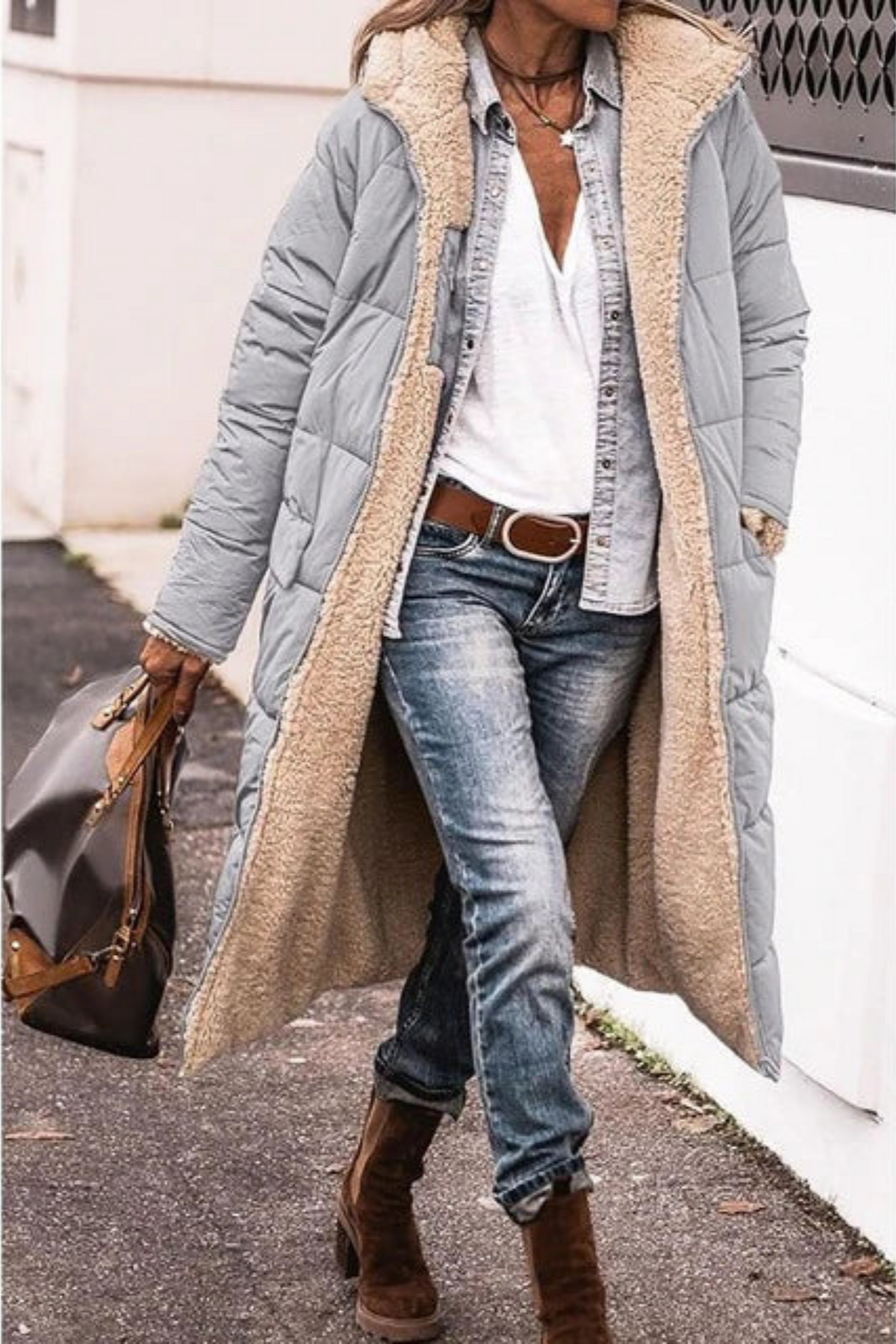 Manteau réversible élégant Anny de Danoir Paris, marron, porté, montrant le style chic et la texture du tissu.