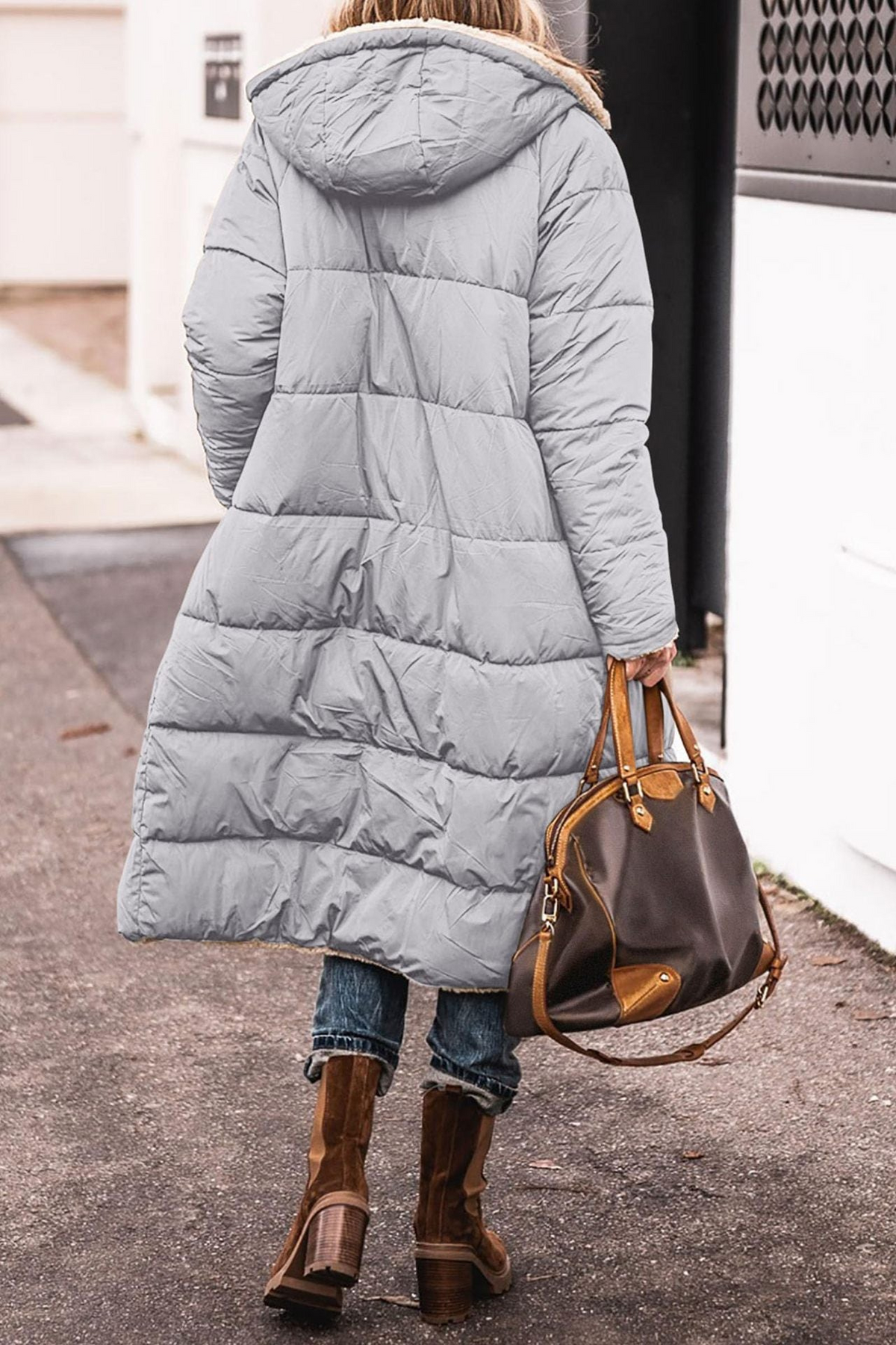 Manteau réversible élégant Danoir Paris Anny en marron, porté, montrant les deux côtés du manteau chic.