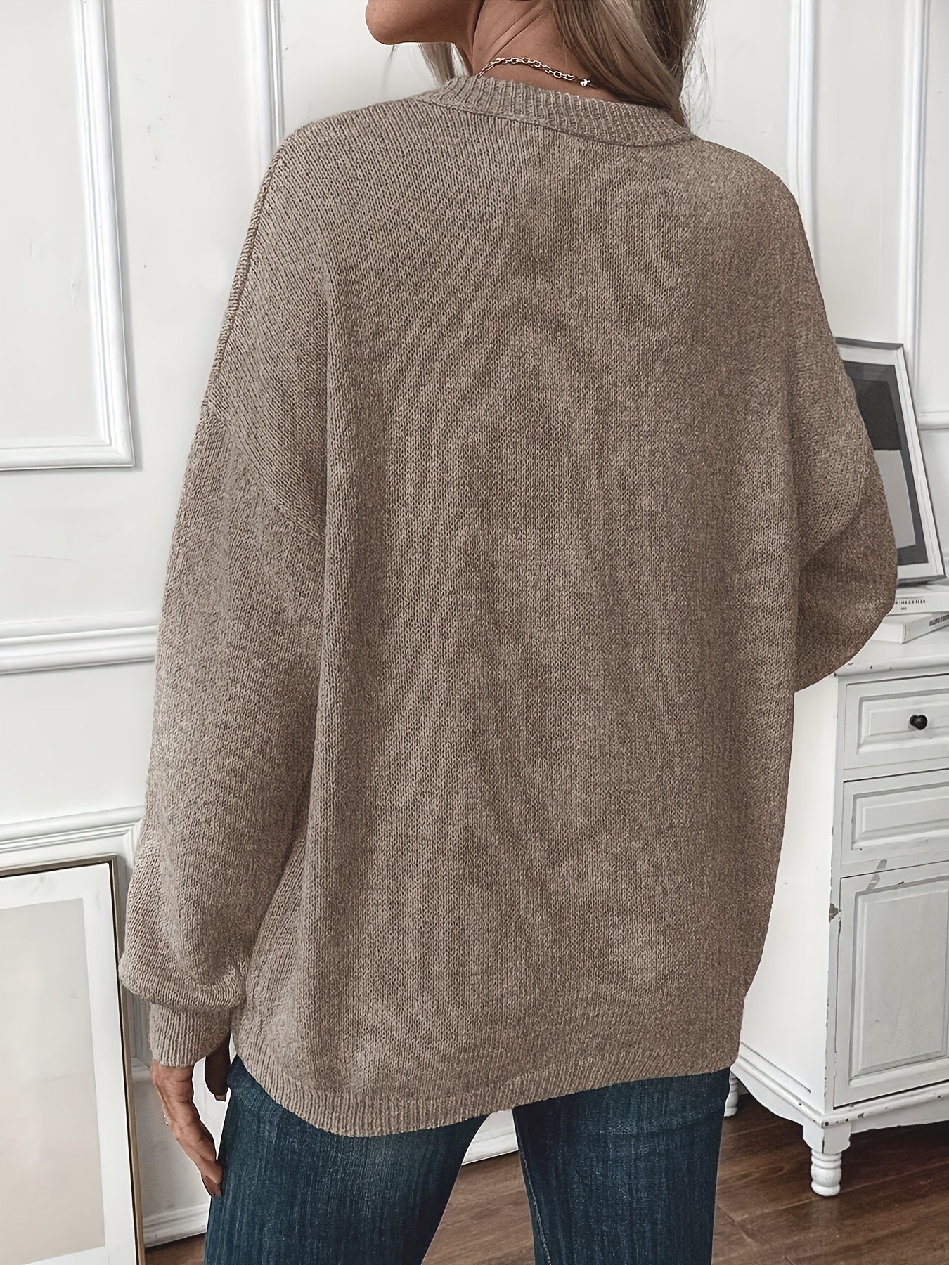 Pull décontracté et élégant Azariah de Danoir Paris porté par un mannequin, tissu doux et coupe moderne visible dans l'image.