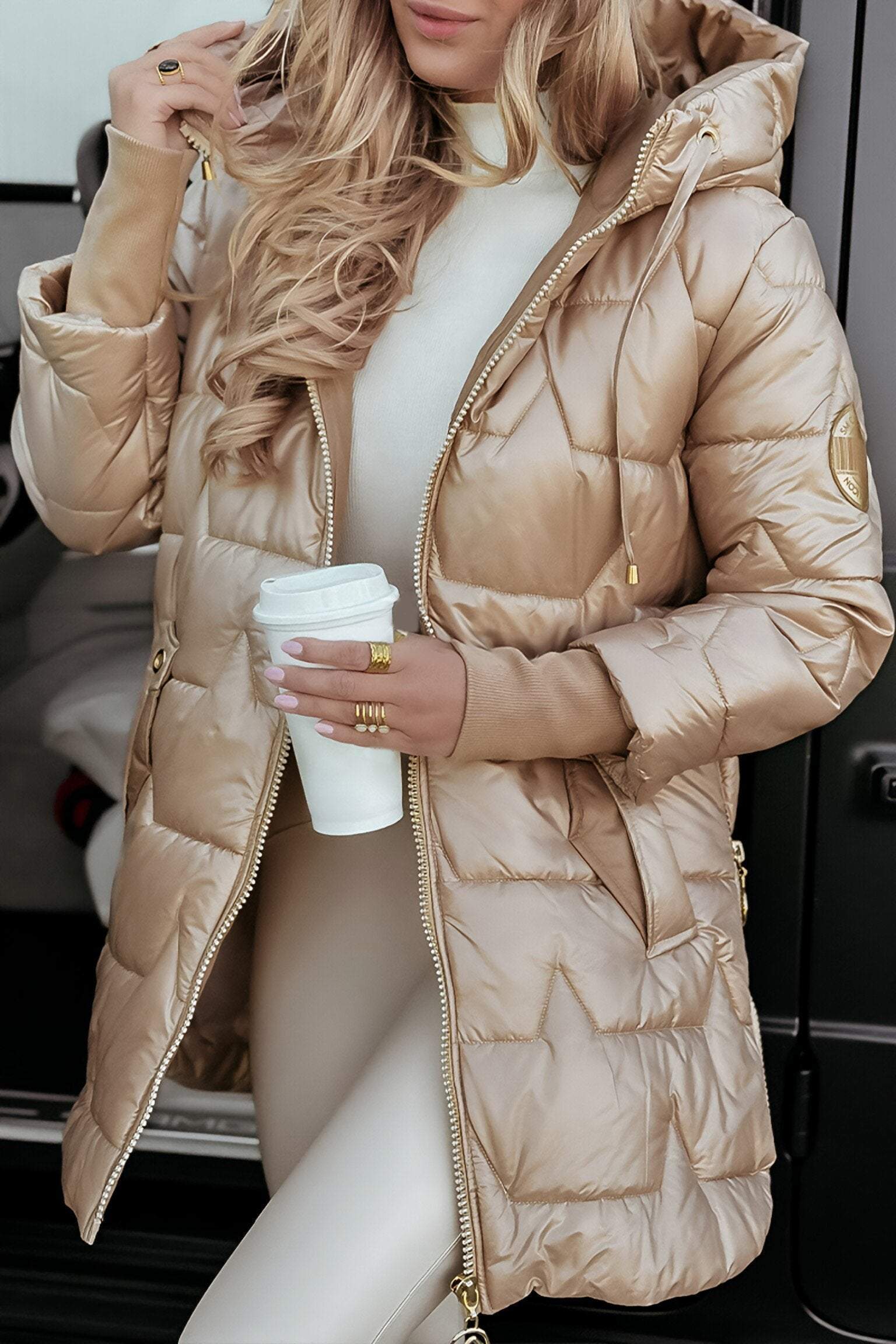 Manteau femme à capuche Danoir Paris, veste élégante en tissu chaud, portée avec capuche, vue de face.
