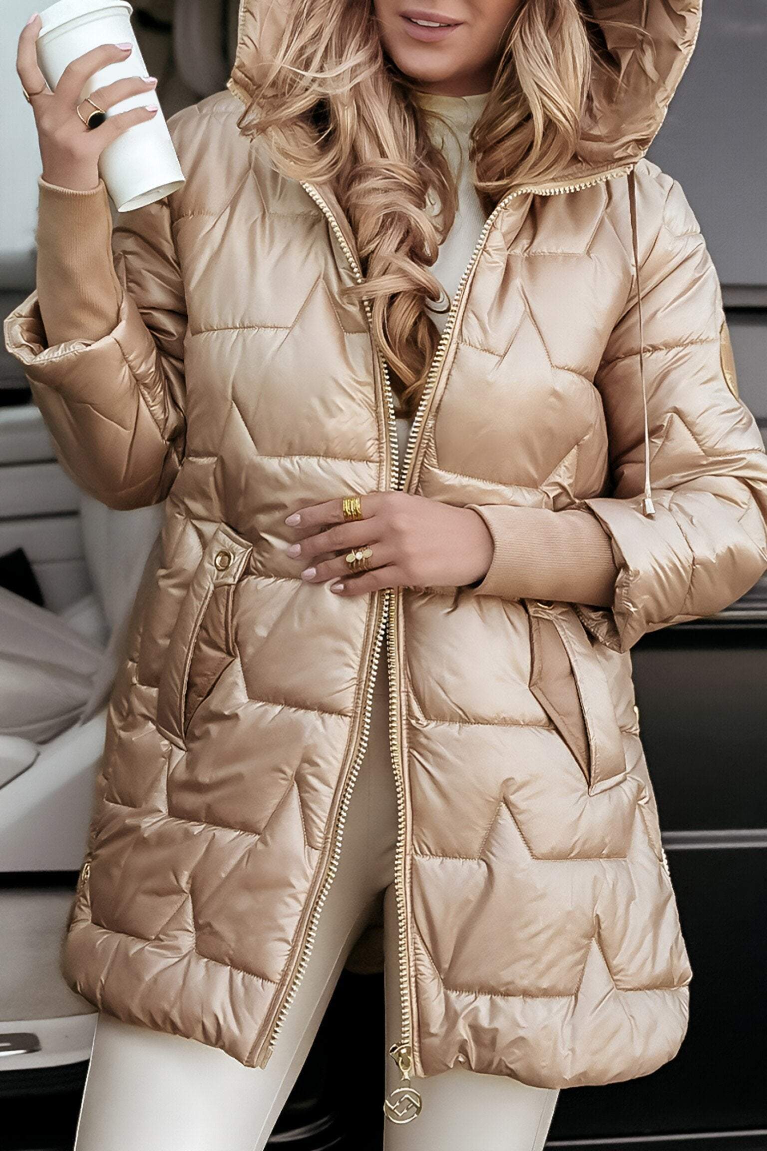 Manteau femme à capuche Danoir Paris, en tissu chaud, porté avec fermeture éclair et poches latérales, vue de face.
