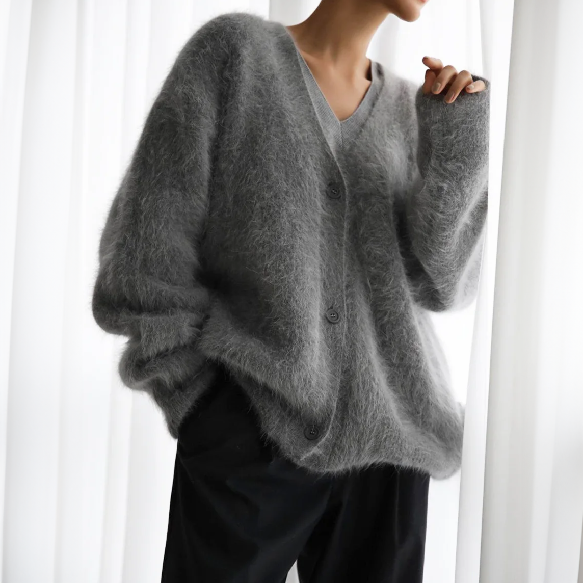 Cardigan en cachemire marron Luna de Danoir Paris, élégant et doux, porté sur un mannequin.