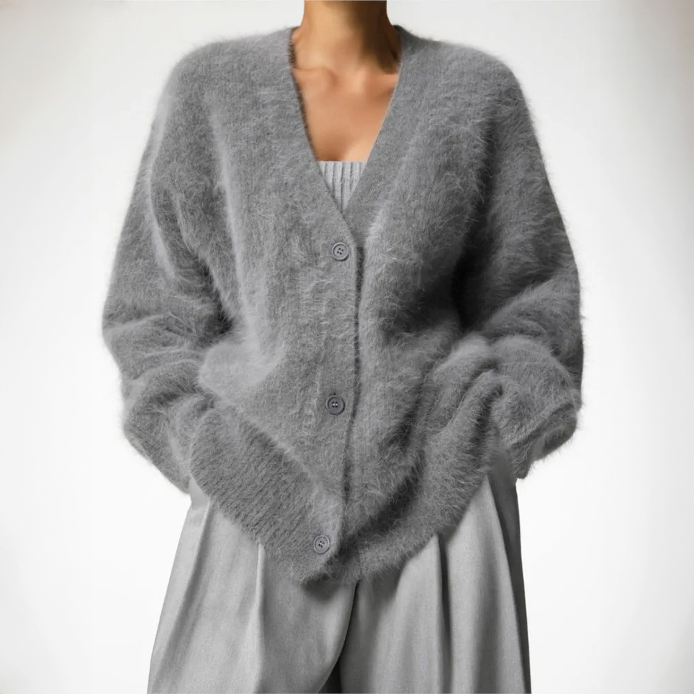 Cardigan en cachemire Luna de Danoir Paris, élégant et marron, porté avec manches longues et coupe classique.