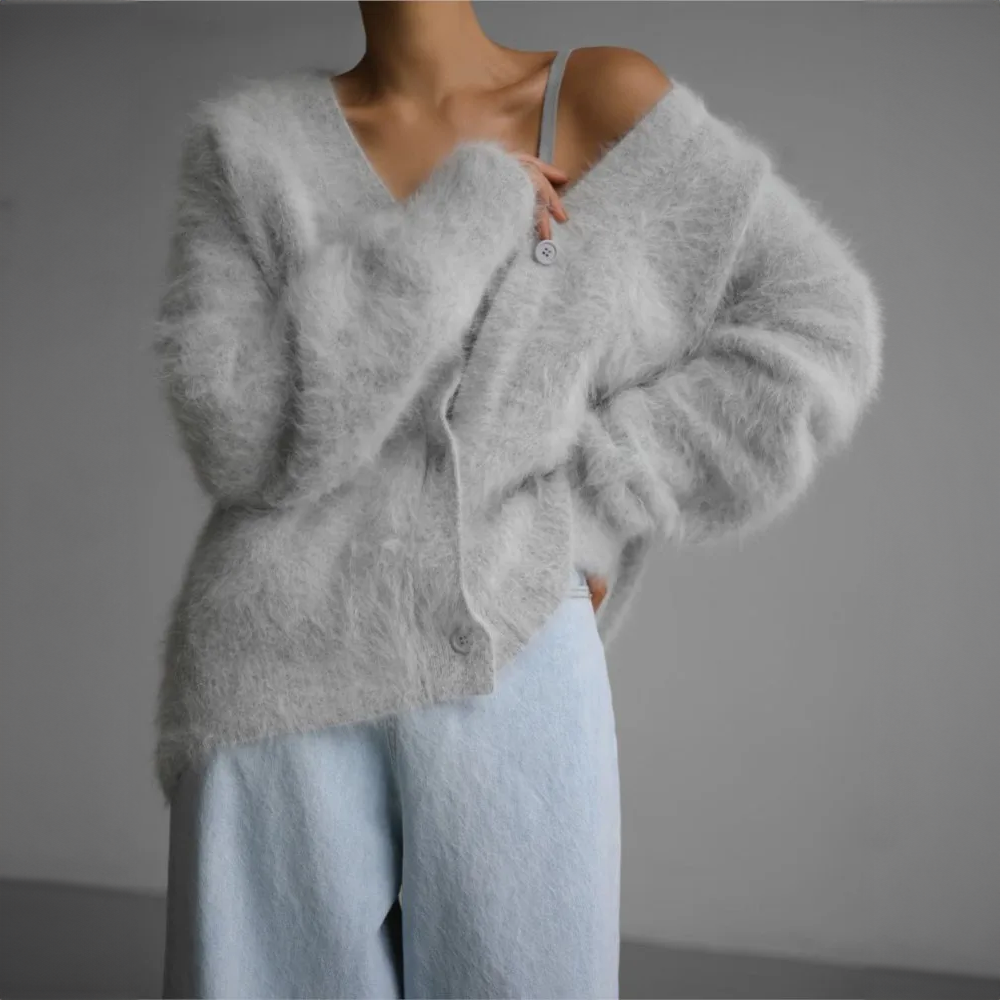 Cardigan en cachemire marron Luna de Danoir Paris, élégance et confort, vue de près avec détails du tissu.