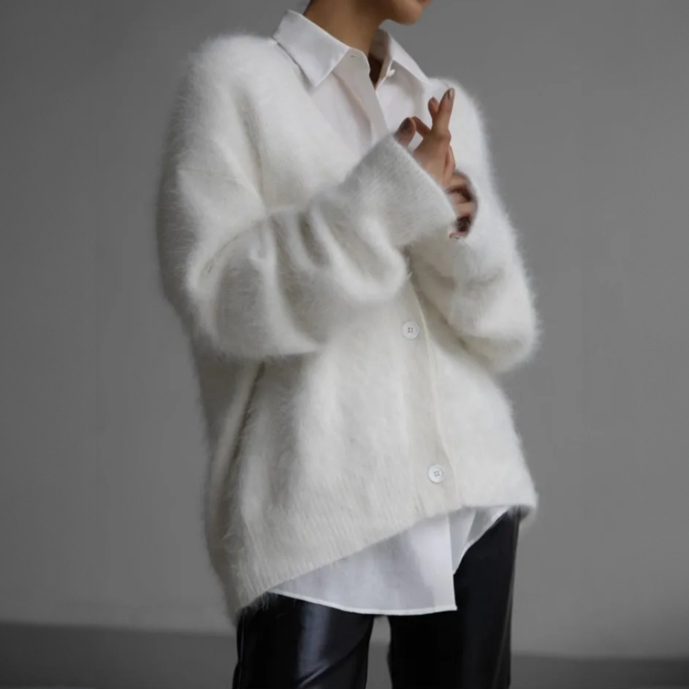 Cardigan en cachemire marron Luna de Danoir Paris, élégant, porté sur un mannequin pour un look sophistiqué et confortable.