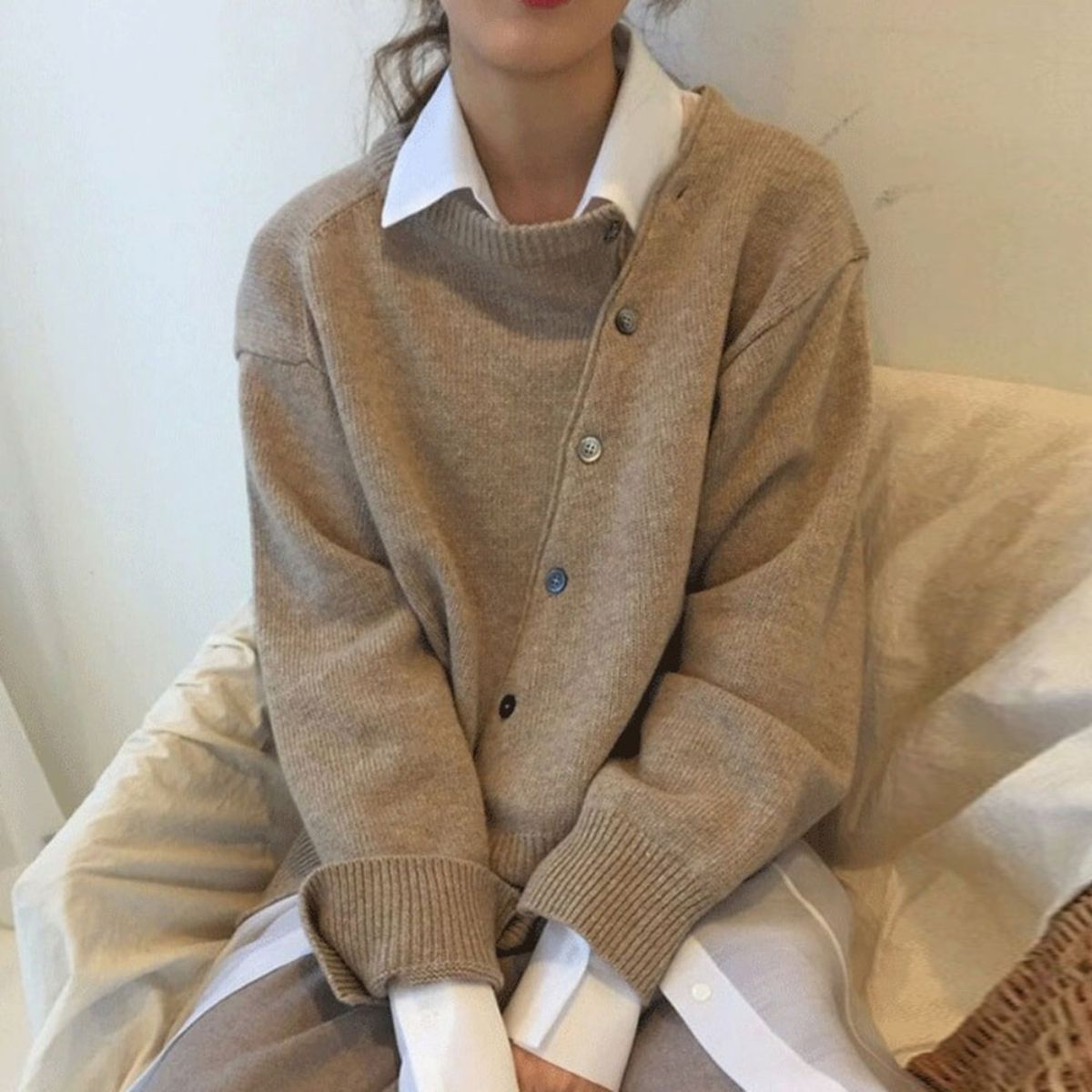 Pull douillet Danoir Paris Regina en laine marron, style tendance et confort pour l'hiver, image montrant le vêtement chaud et élégant.