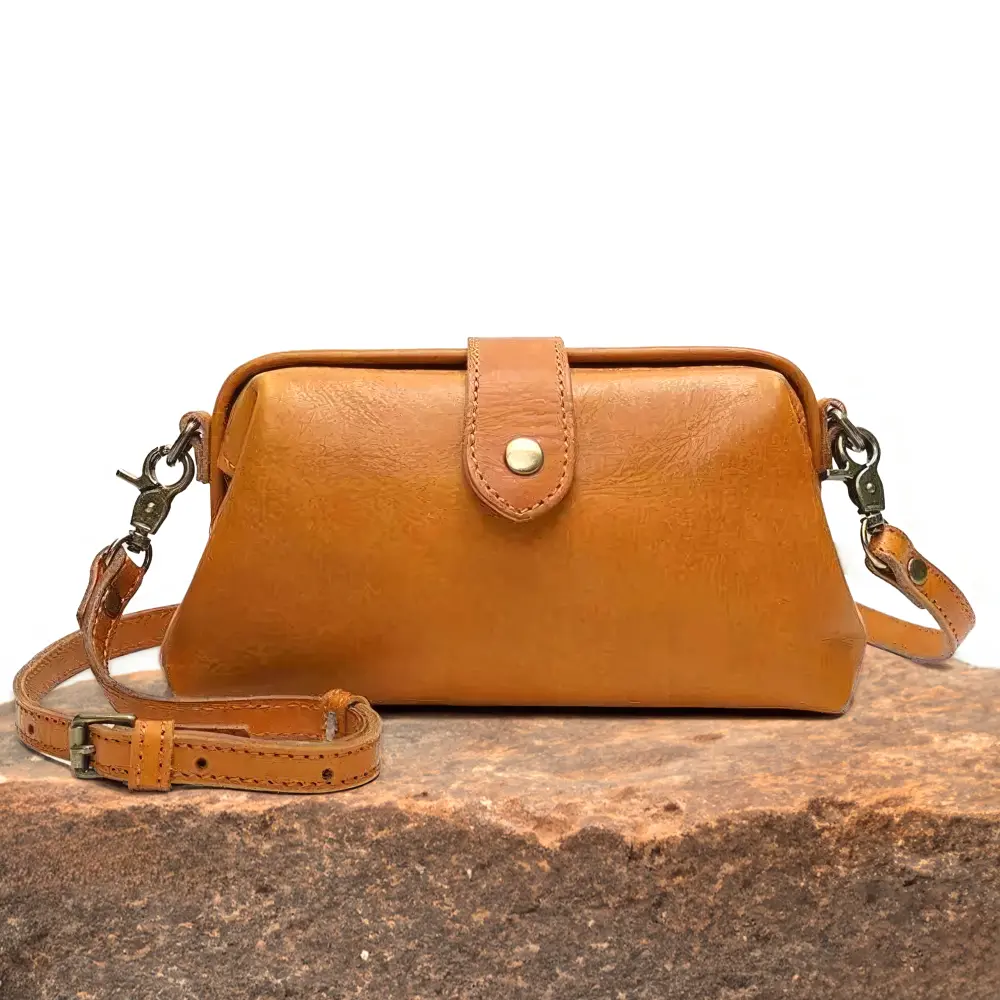 Sac à main Velissa Danoir Paris en matériau de haute qualité, élégance durable, couleur marron, pour femmes.