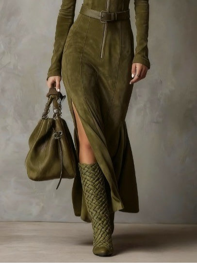Robe longue en daim verte olive Alessia par Danoir Paris, maxi dress élégante avec coupe fluide et détails sophistiqués.