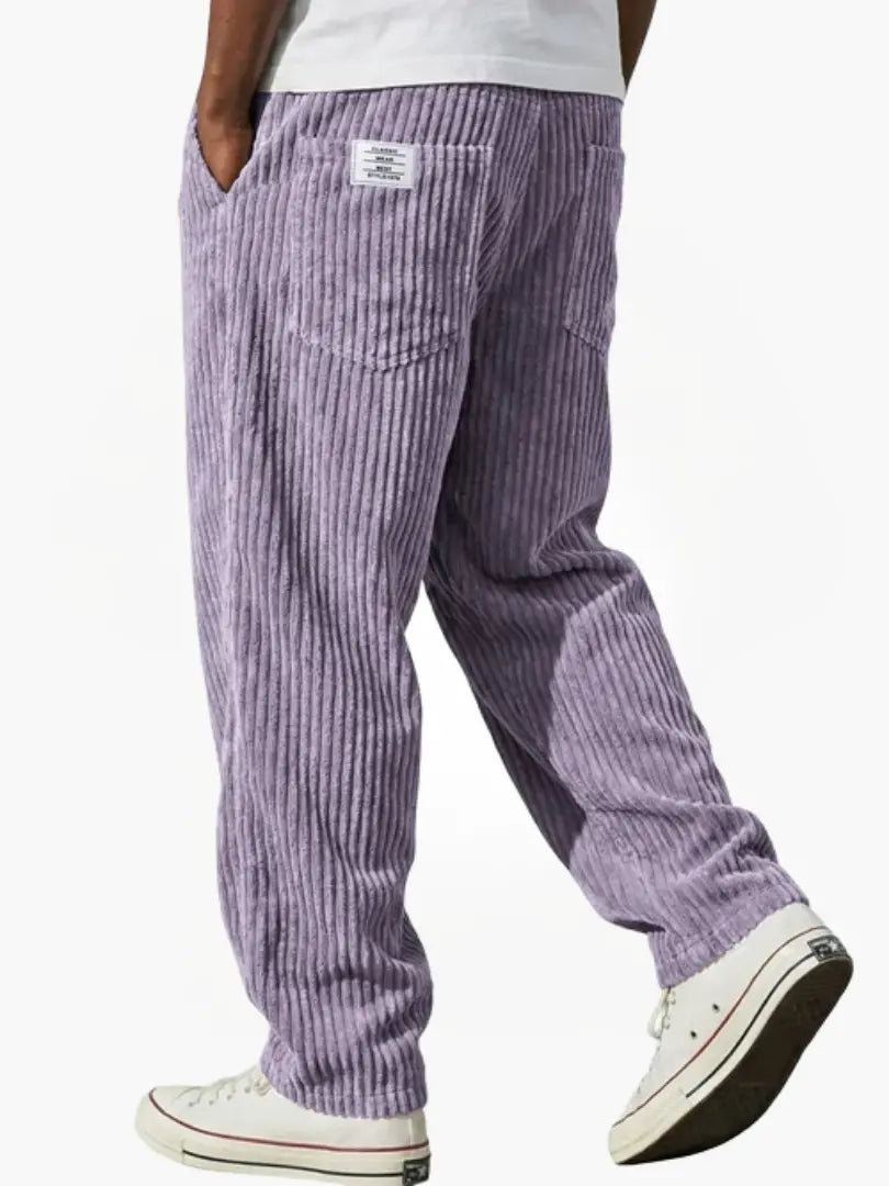 Pantalon en velours côtelé pour hommes Leblanc™ de Danoir Paris, coupe confortable, couleur brune, détails de texture visible.