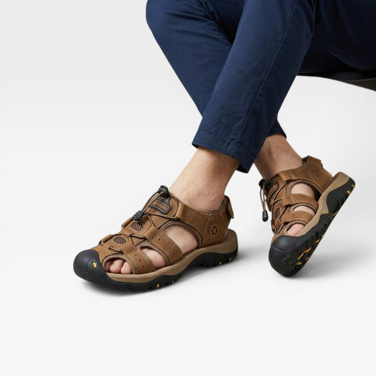 Sandales de randonnée en cuir véritable pour hommes de Danoir Paris, à bout fermé, couleur marron foncé, avec réglages outdoor.