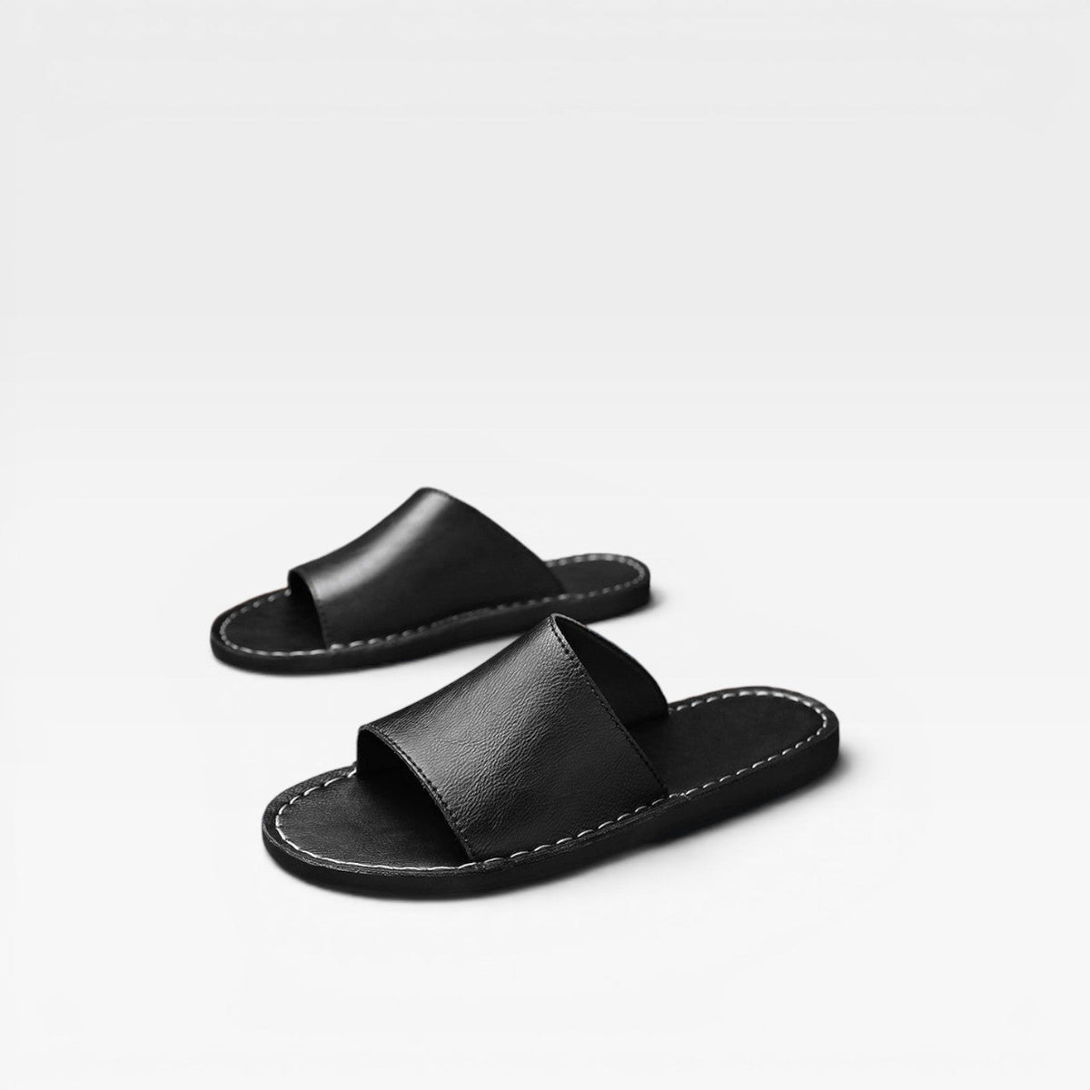 Sandales pour hommes en daim de vache de la marque Danoir Paris, confort quotidien, faciles à enfiler, cousu main, couleur marron.