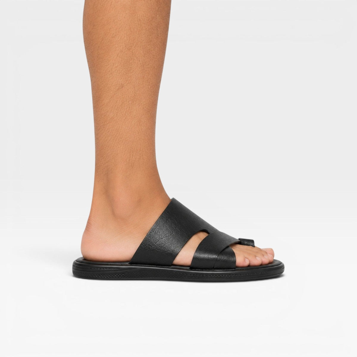 Sandales en cuir noir pour hommes de Danoir Paris, faciles à enfiler, avec boucle d’orteil, design élégant et confort quotidien.