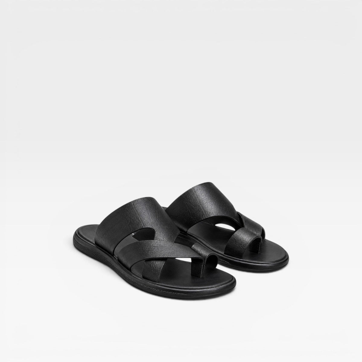 Sandales en cuir noires pour hommes de Danoir Paris, faciles à enfiler, avec boucle d’orteil, parfaites pour un confort quotidien élégant.