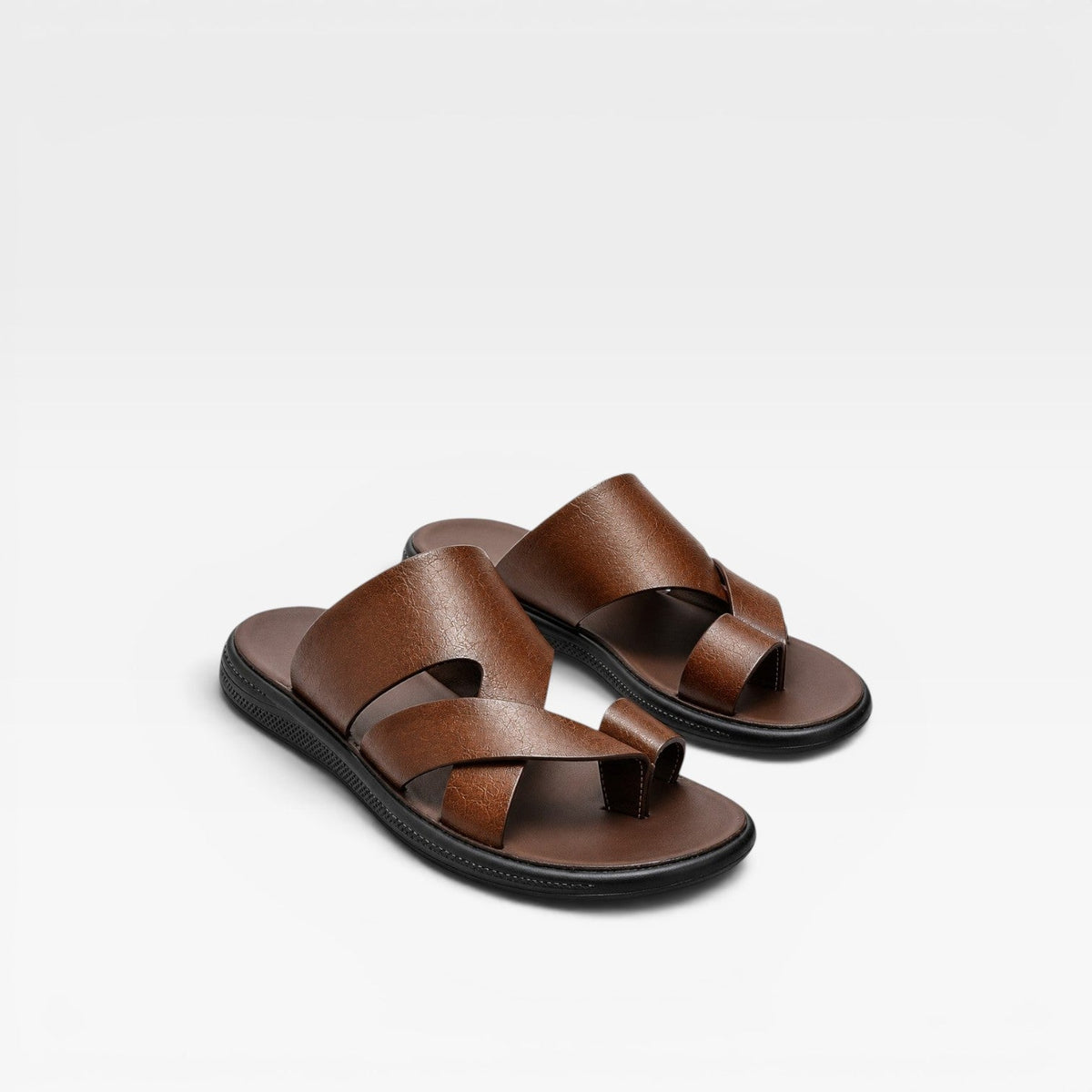 Sandales en cuir noires pour hommes de Danoir Paris, à enfiler avec boucle d’orteil, confort quotidien élégant.