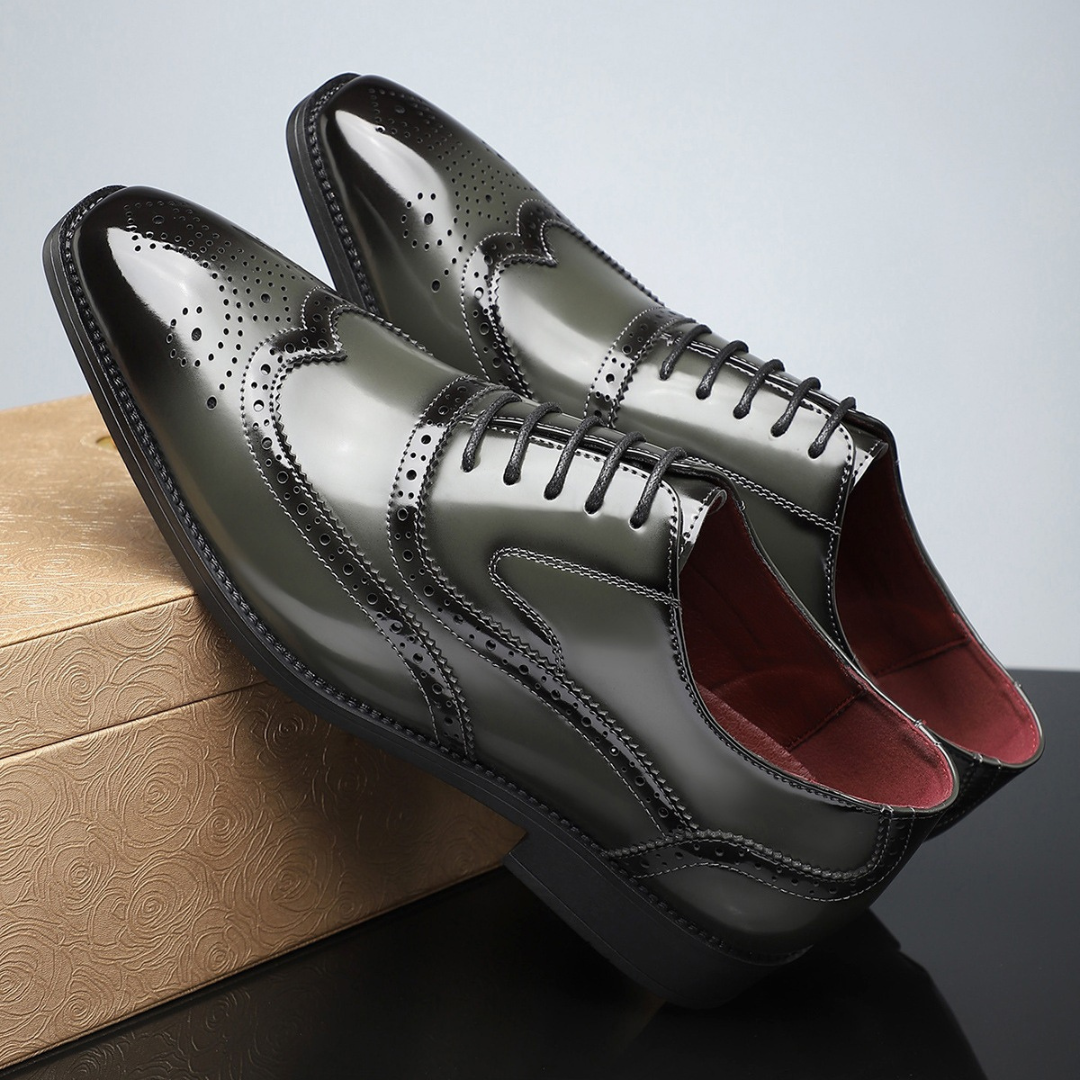 Chaussures brogues wingtip vintage Danoir Paris en cuir marron avec perforations et détails classiques, vue de face.