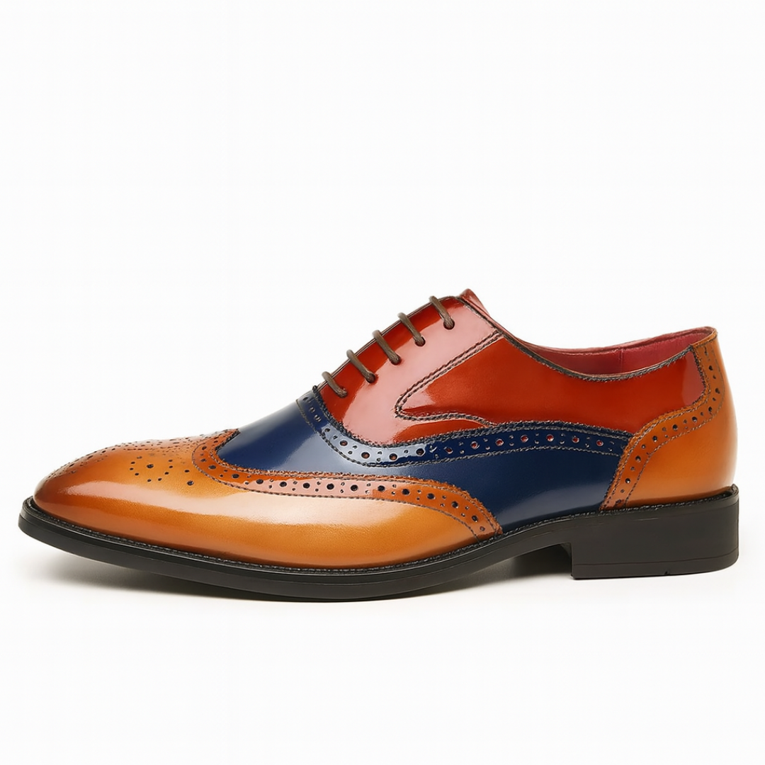 Chaussures brogues wingtip vintage Danoir Paris, en cuir marron avec détails perforés et talon en bois, style élégant et classique