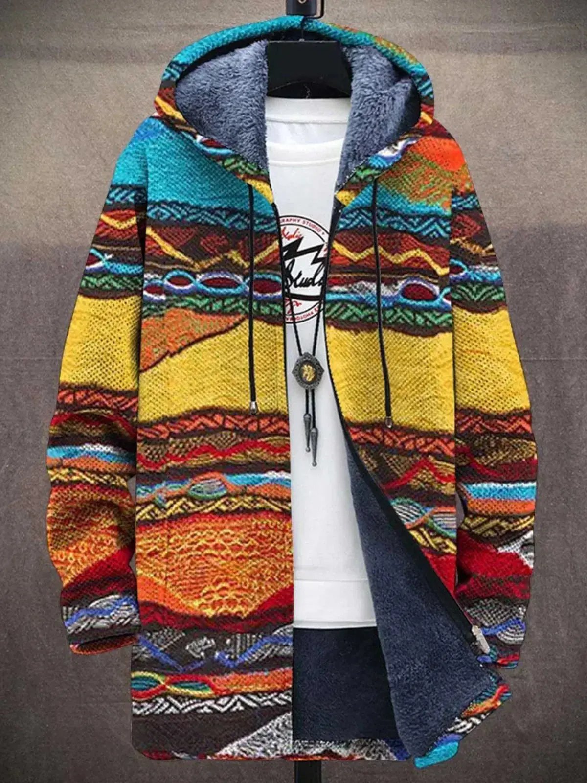 Veste de luxe artistique Delilah de Danoir Paris avec motifs multicolores, design élégant et moderne, vue de face.