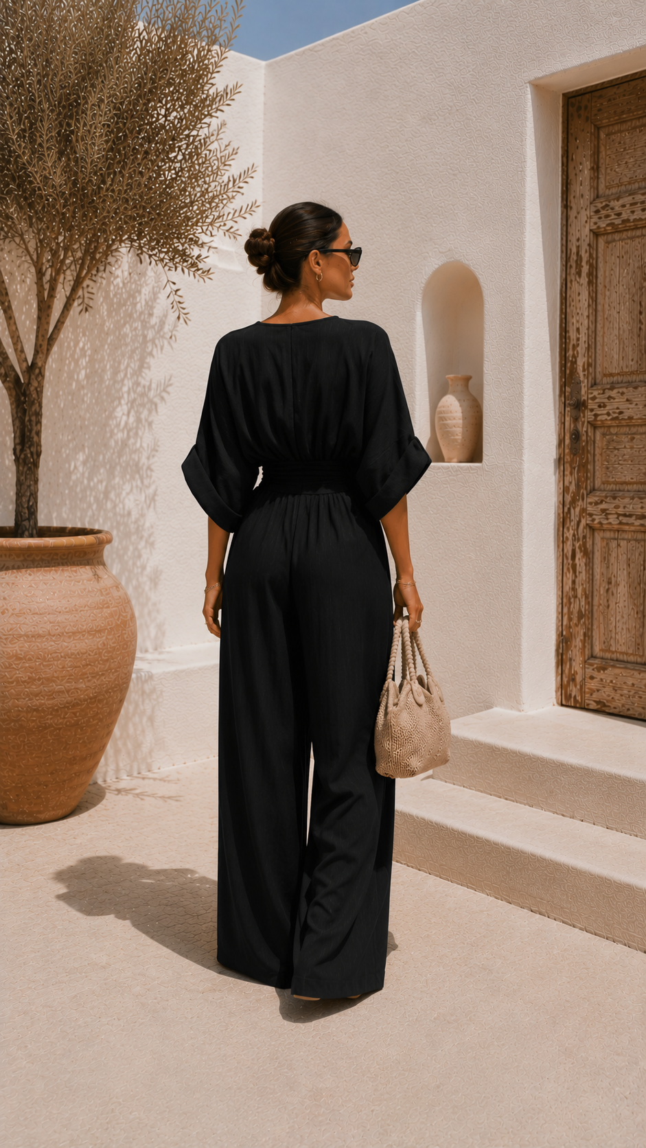 Robe en chiffon Valeria Danoir Paris avec décolleté en V et manches longues, portée élégante et fluide.