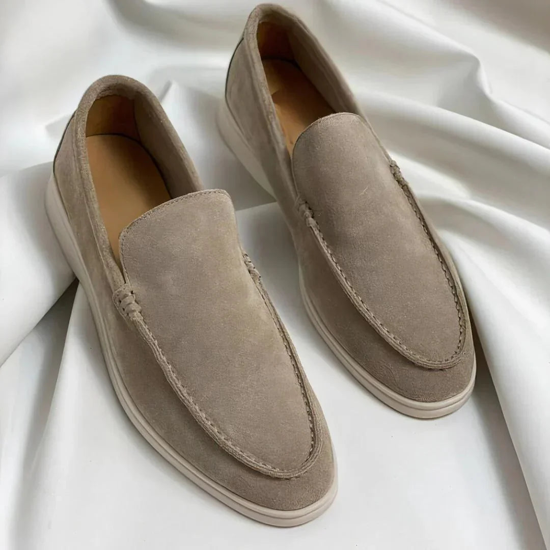 Mocassins élégants Danoir Paris en daim premium, style sophistiqué avec finition soignée, pour un look chic et confortable.