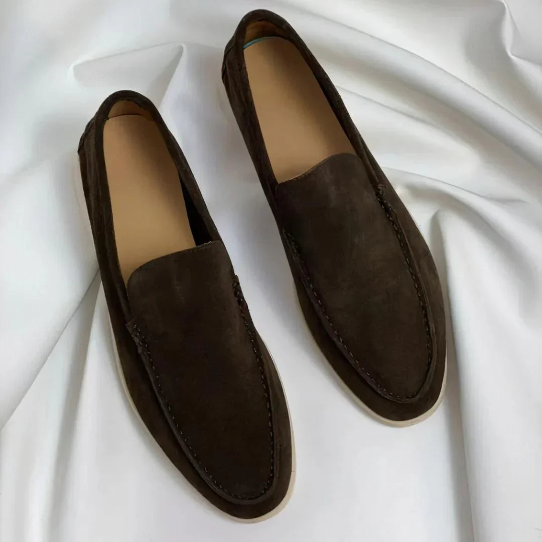 Mocassins élégantes Danoir Paris en daim premium, style sophistiqué avec finition soignée, parfait pour une allure chic et moderne.