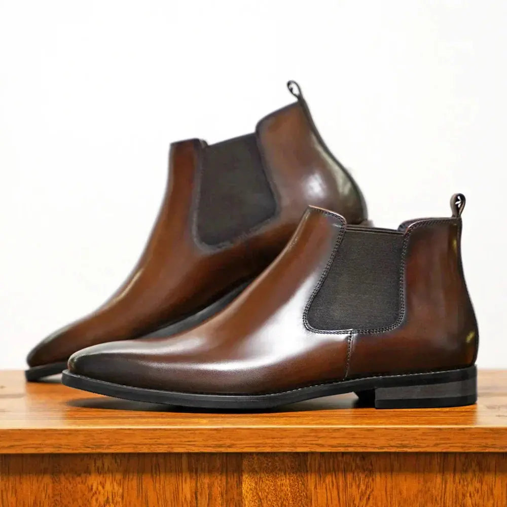 Bottines Chelsea en cuir raffiné Blake™ de Danoir Paris, vue de côté, avec empeigne en cuir lisse et semelle solide.