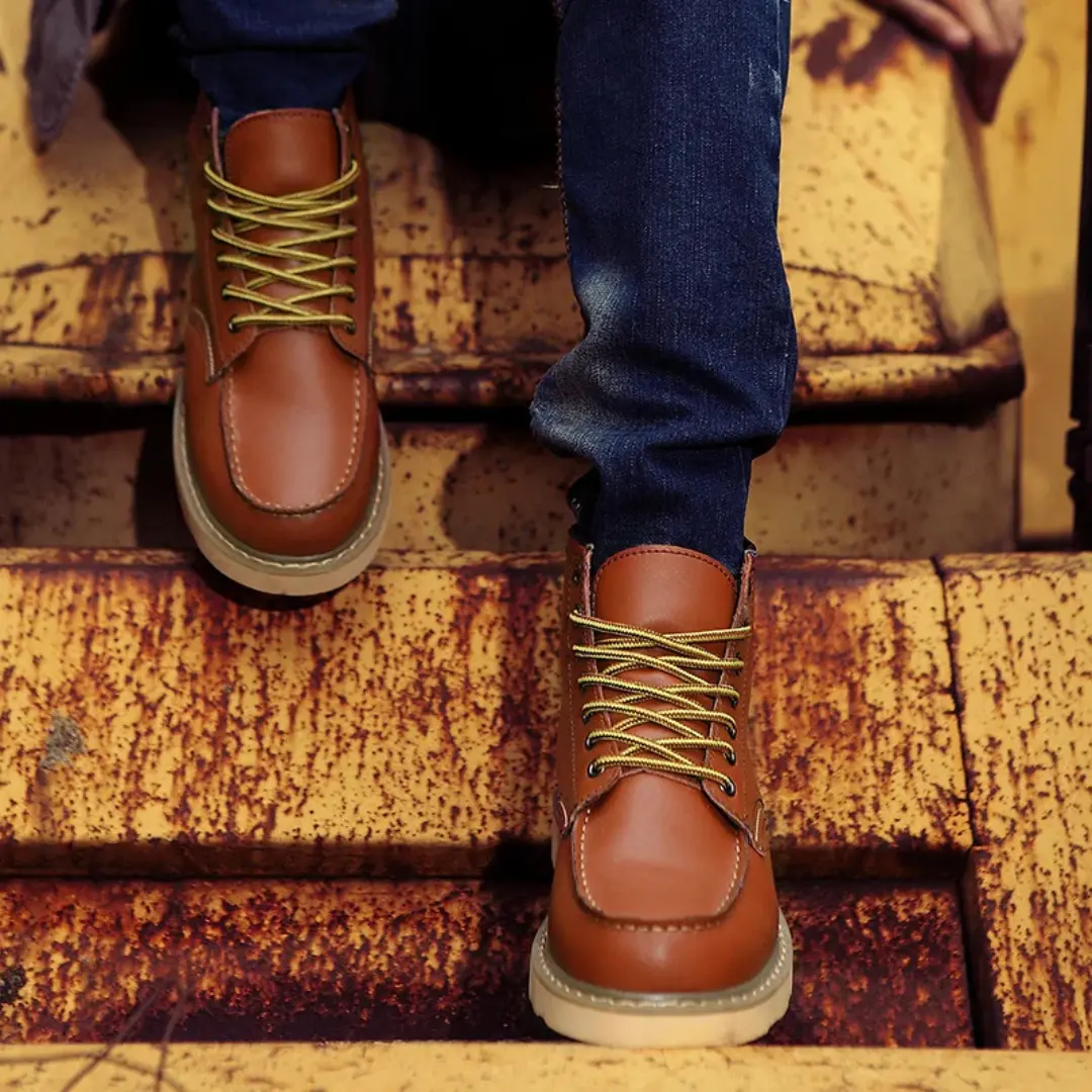 Bottes en cuir vintage Cole™ de Danoir Paris, style élégant avec finition patinée, exposées sur fond neutre.