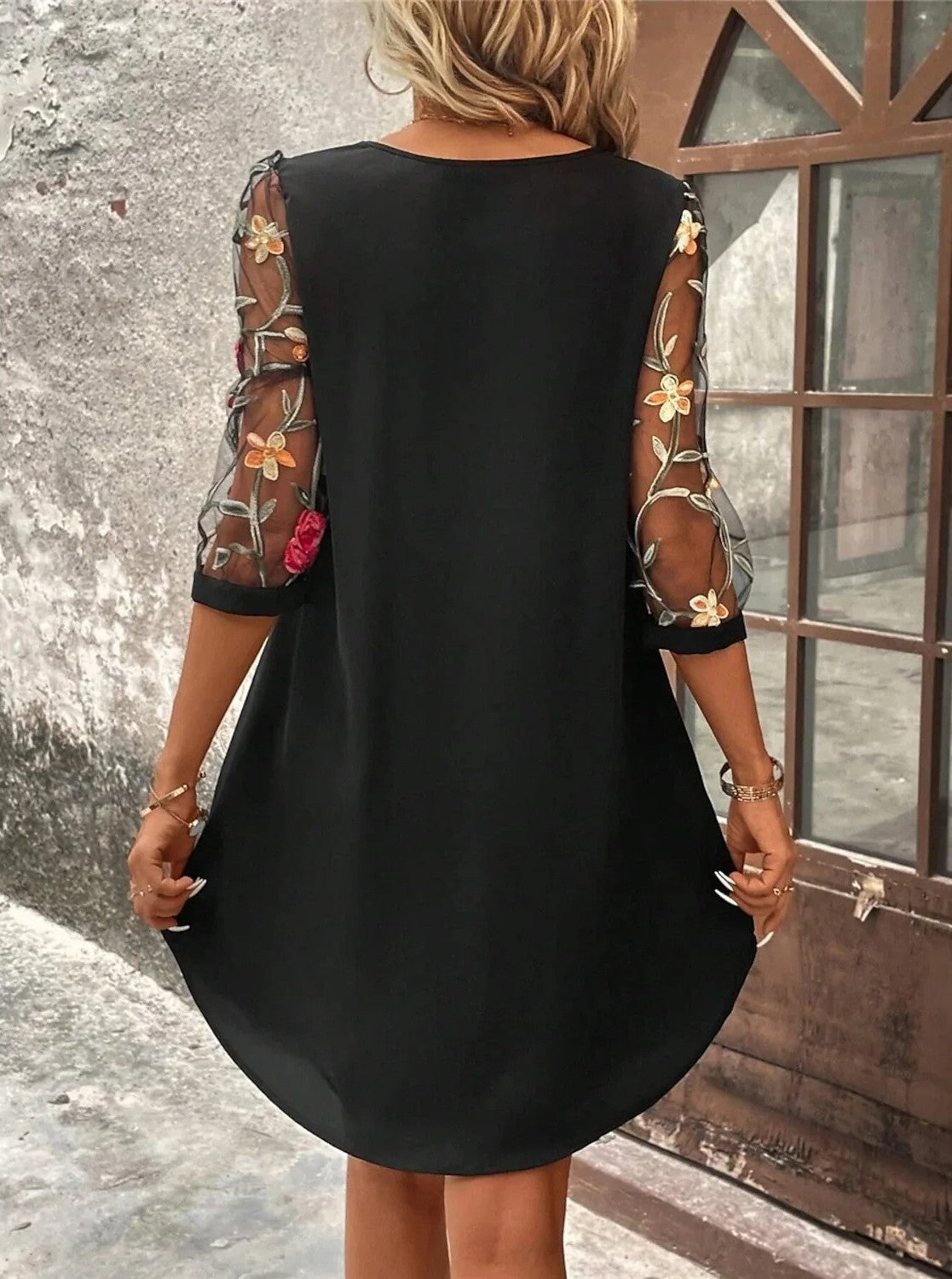 Robe d'été élégante Sofia de Danoir Paris, tissu léger et fluide, portée avec manches courtes et décolleté en V.