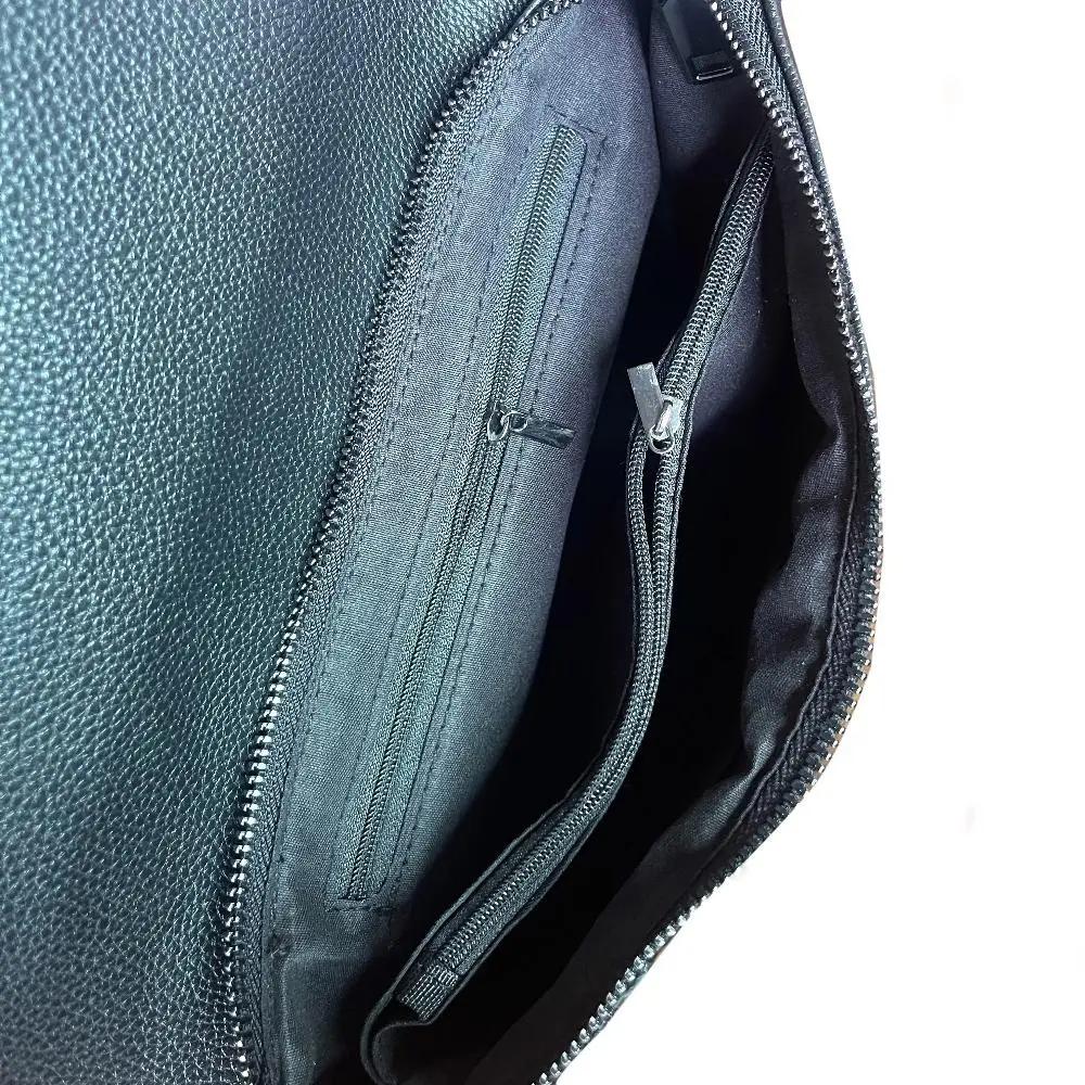Sac à main Cassandra Danoir Paris avec motif crocodile élégant, sac en cuir noir sophistiqué pour femme.