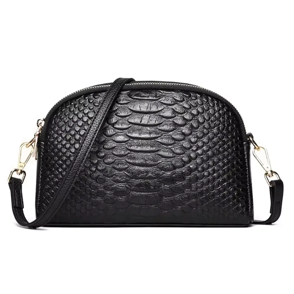 Mini sac à bandoulière Cora en simili cuir noir avec motif crocodile, par Danoir Paris.