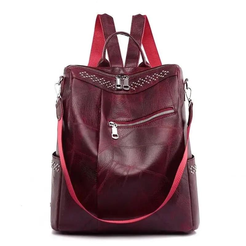 Sac à dos rétro-chic Pauline de Danoir Paris, en cuir noir avec détails élégants et bandoulière ajustable.