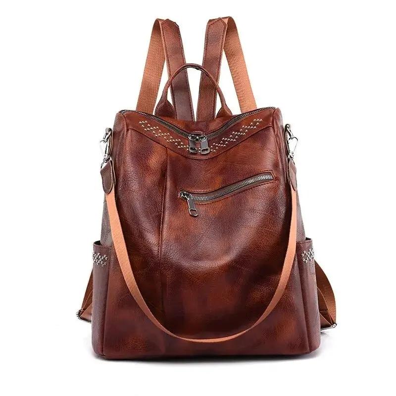 Sac à dos rétro-chic Pauline de Danoir Paris, en cuir noir avec détails élégants, vue de face sur un fond neutre.