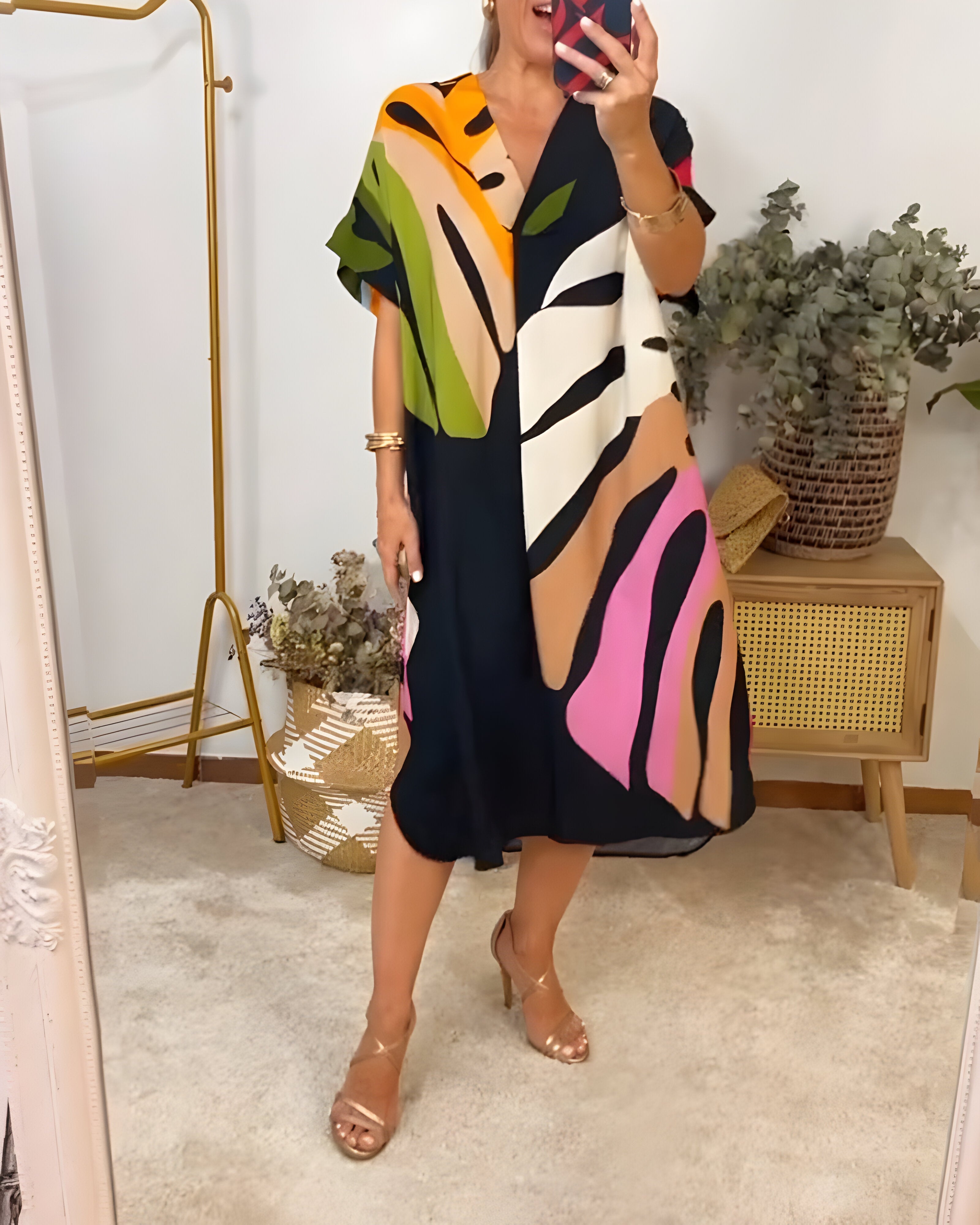 Robe décontractée colorée Rosaline de Danoir Paris, en tissu léger avec motifs vibrants, portée sur mannequin.