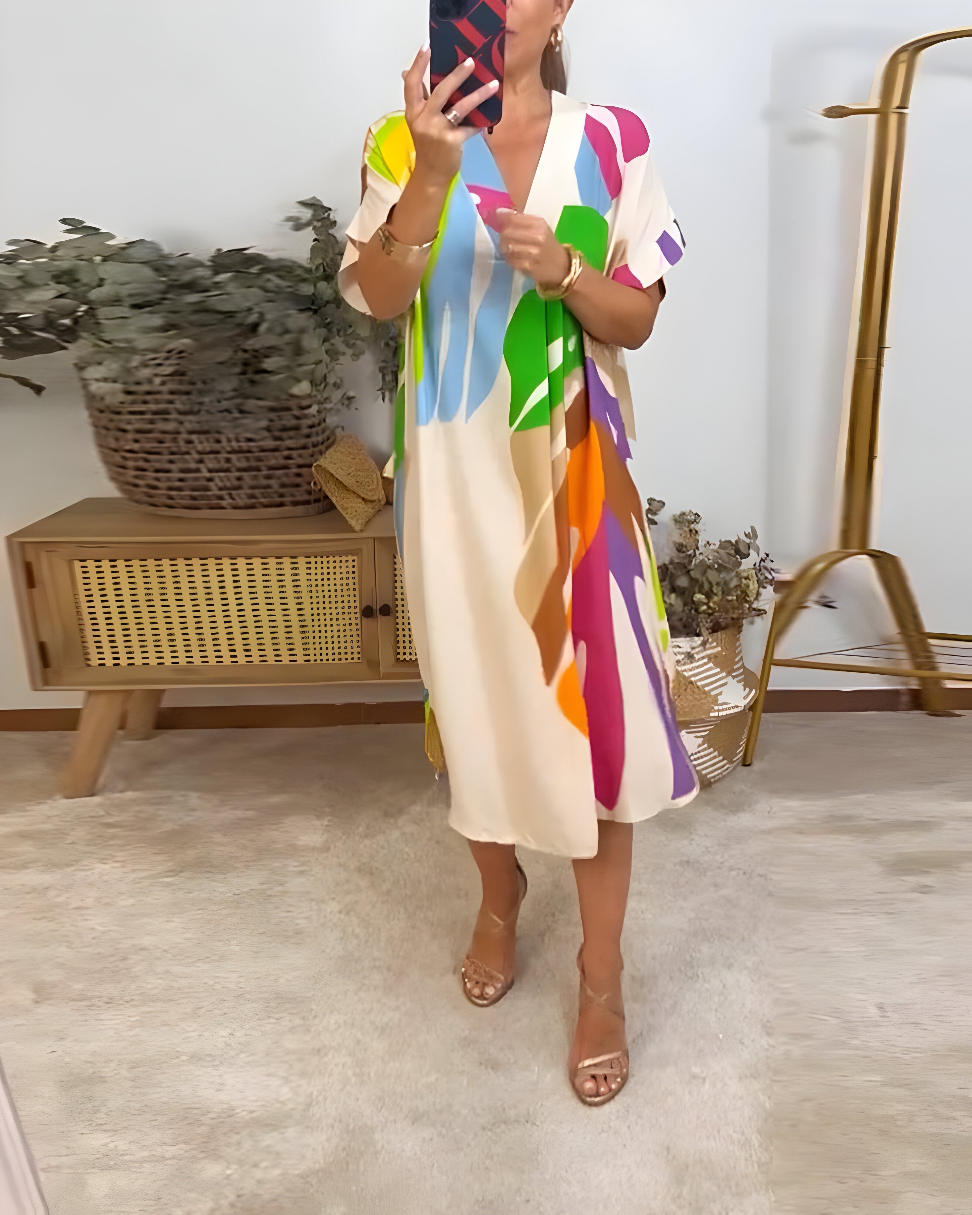 Robe décontractée colorée Rosaline de Danoir Paris portée, tissu léger et design tendance, parfaite pour un style décontracté.