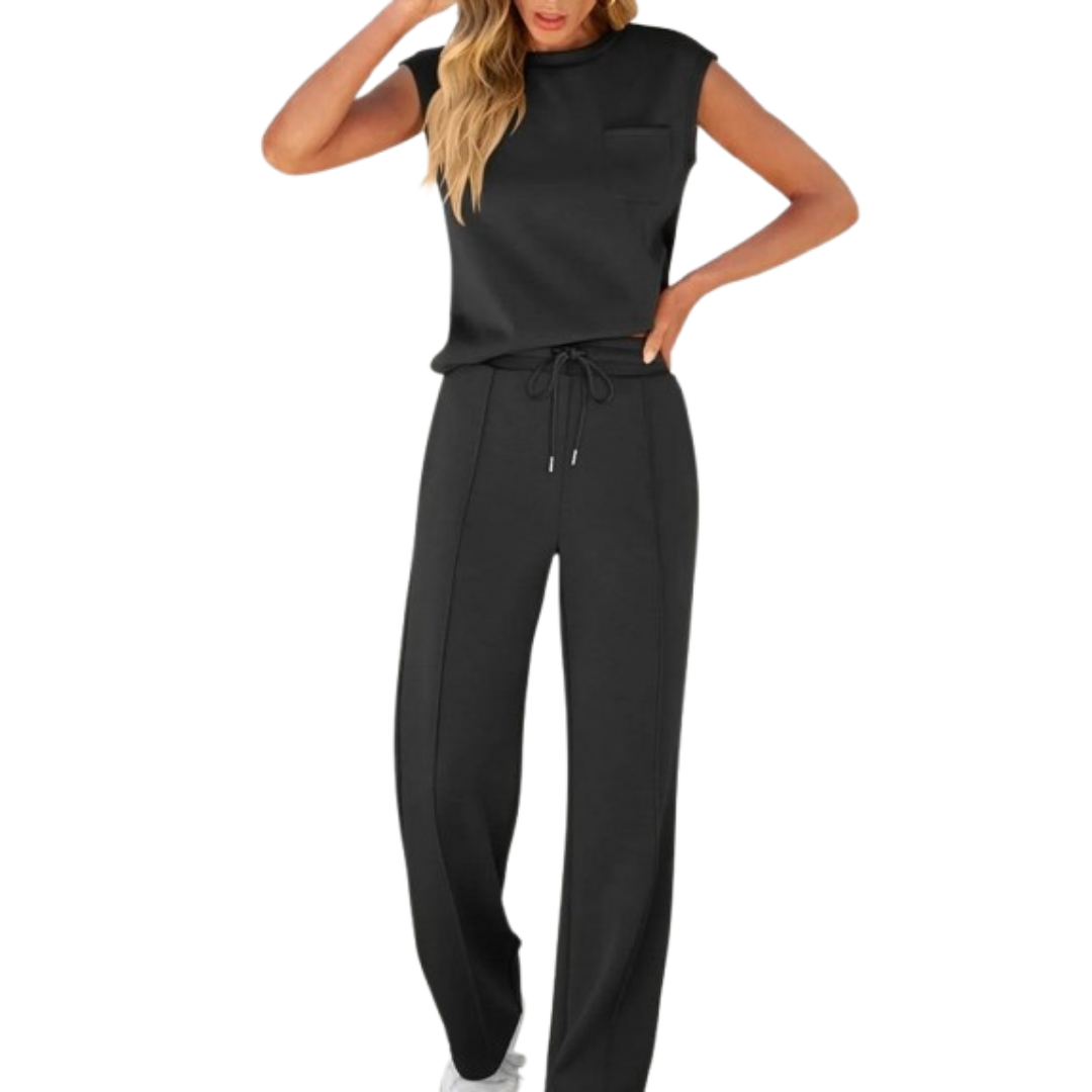 Ensemble décontracté d'été Elvara de Danoir Paris, pantalon léger et haut fluide en tissu confortable, porté par un mannequin.