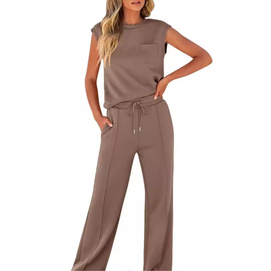 Ensemble décontracté d'été Elvara de Danoir Paris avec t-shirt blanc et pantalon léger, porté sur mannequin.