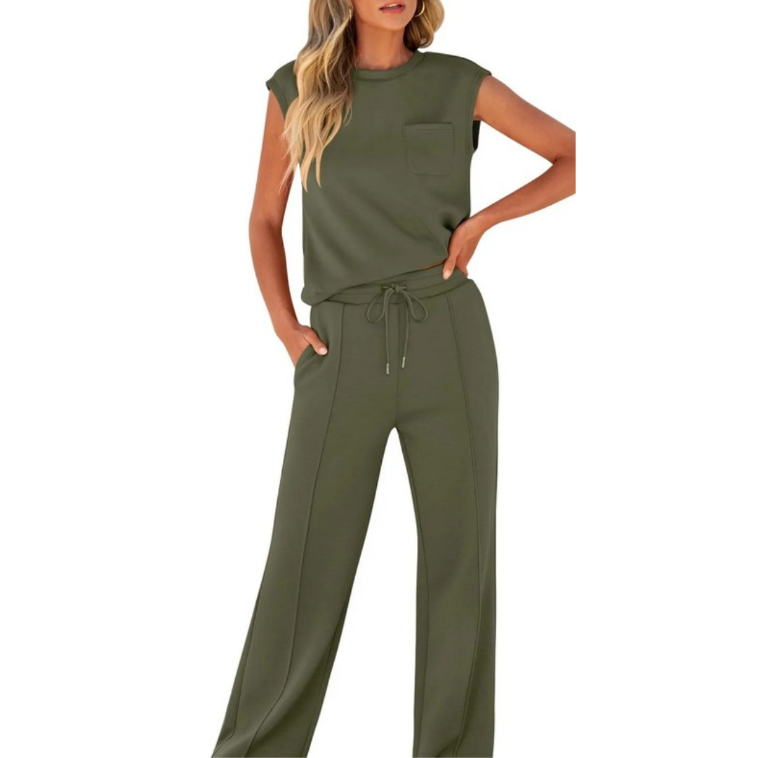 Ensemble décontracté d'été Elvara de Danoir Paris, tenues légères en coton avec t-shirt et pantalon blanc pour femmes.