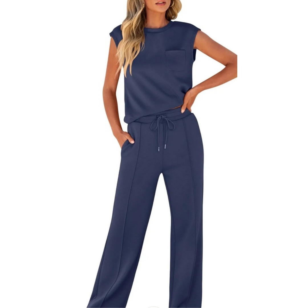 Ensemble décontracté d'été Elvara de Danoir Paris, tenue légère avec haut et pantalon en tissu confortable, idéal pour la saison chaude.