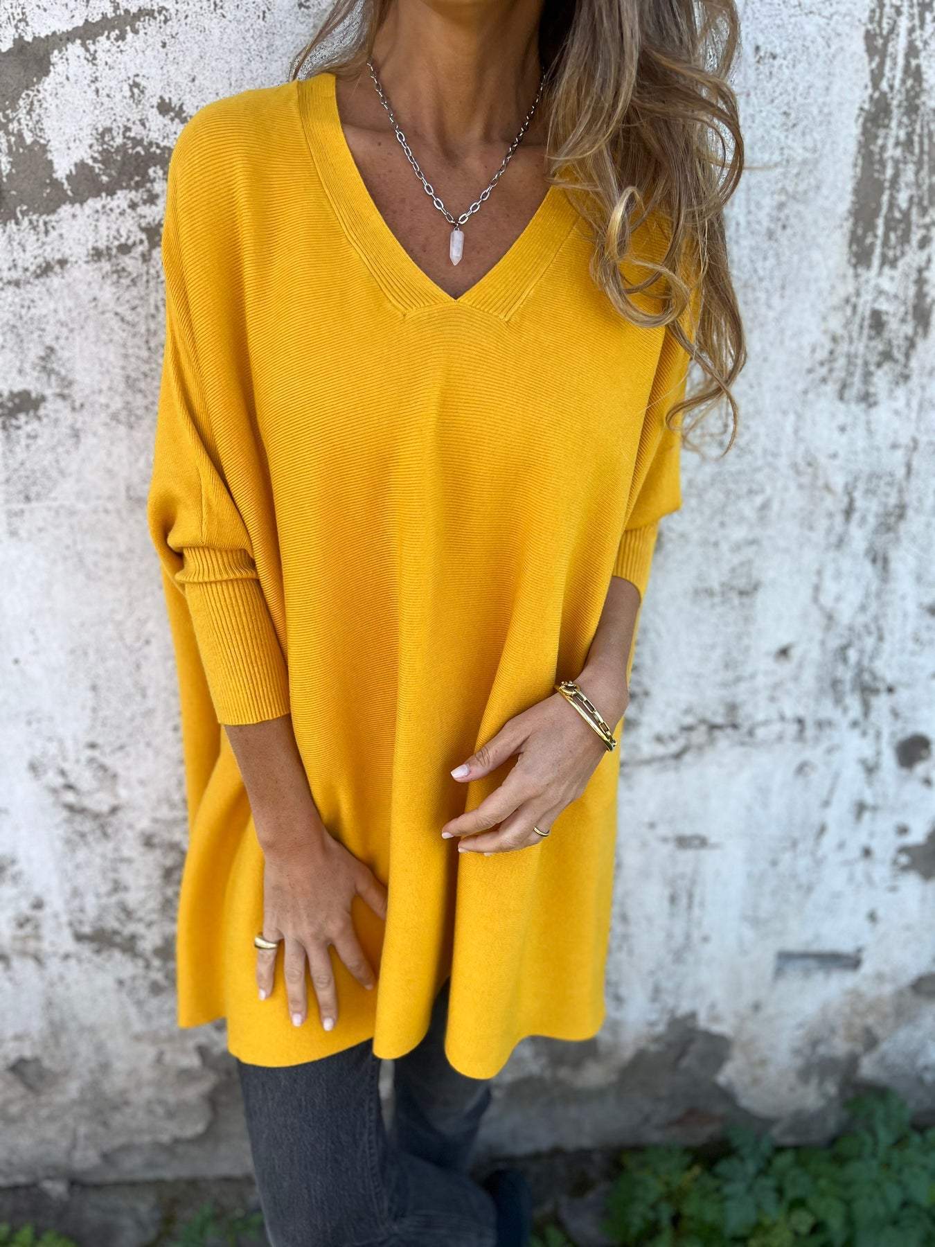 Pull en cachemire élégant Anna de Danoir Paris, couleur beige, porté avec col rond et manches longues, tissu doux et luxueux.