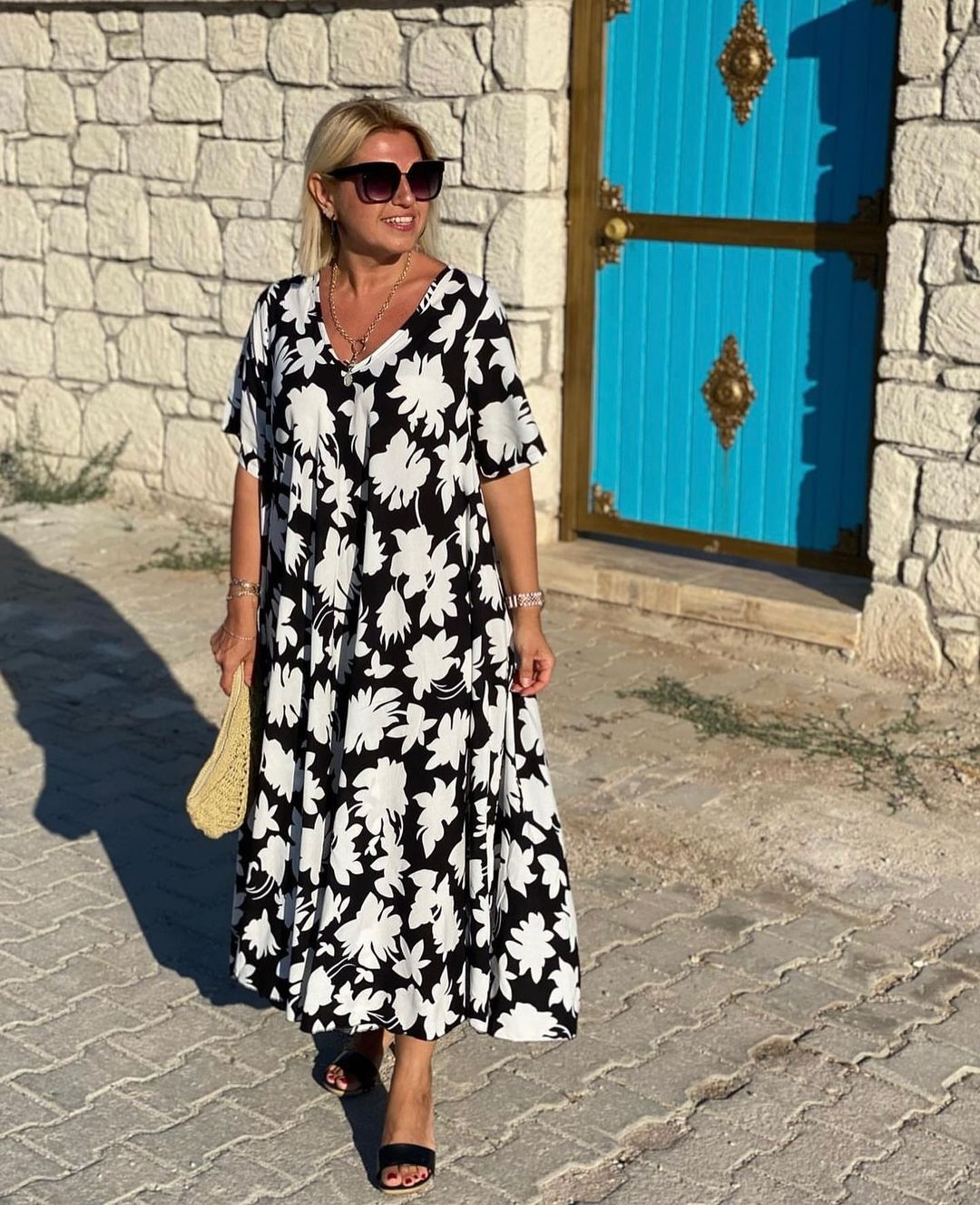 Robe décontractée élégante Brenda par Danoir Paris, tissu fluide et coupe sophistiquée, portée décontractée pour un style chic.