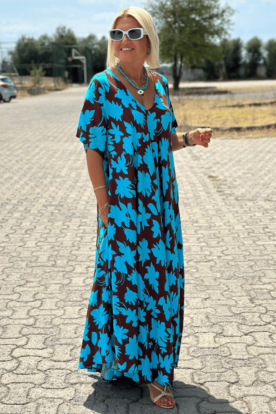 Robe décontractée élégante Brenda de Danoir Paris, en tissu fluide avec coupe confortable, portée décontractée, couleur neutre.