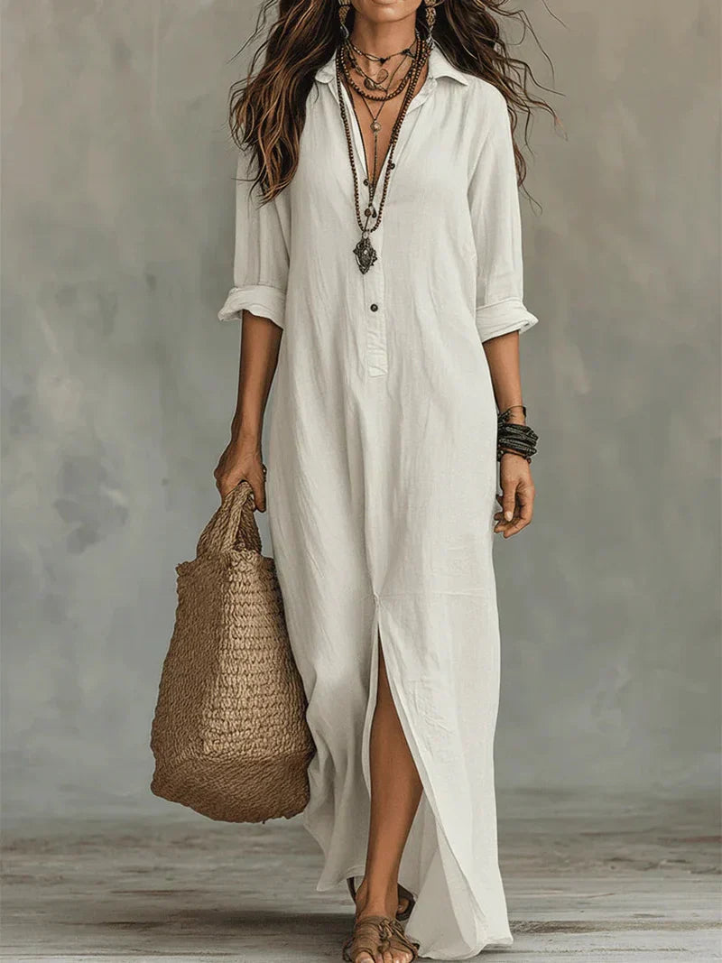 Robe maxi noire ample Céline™ à boutons, élégante et fluide, portée par Danoir Paris, vue en détail.